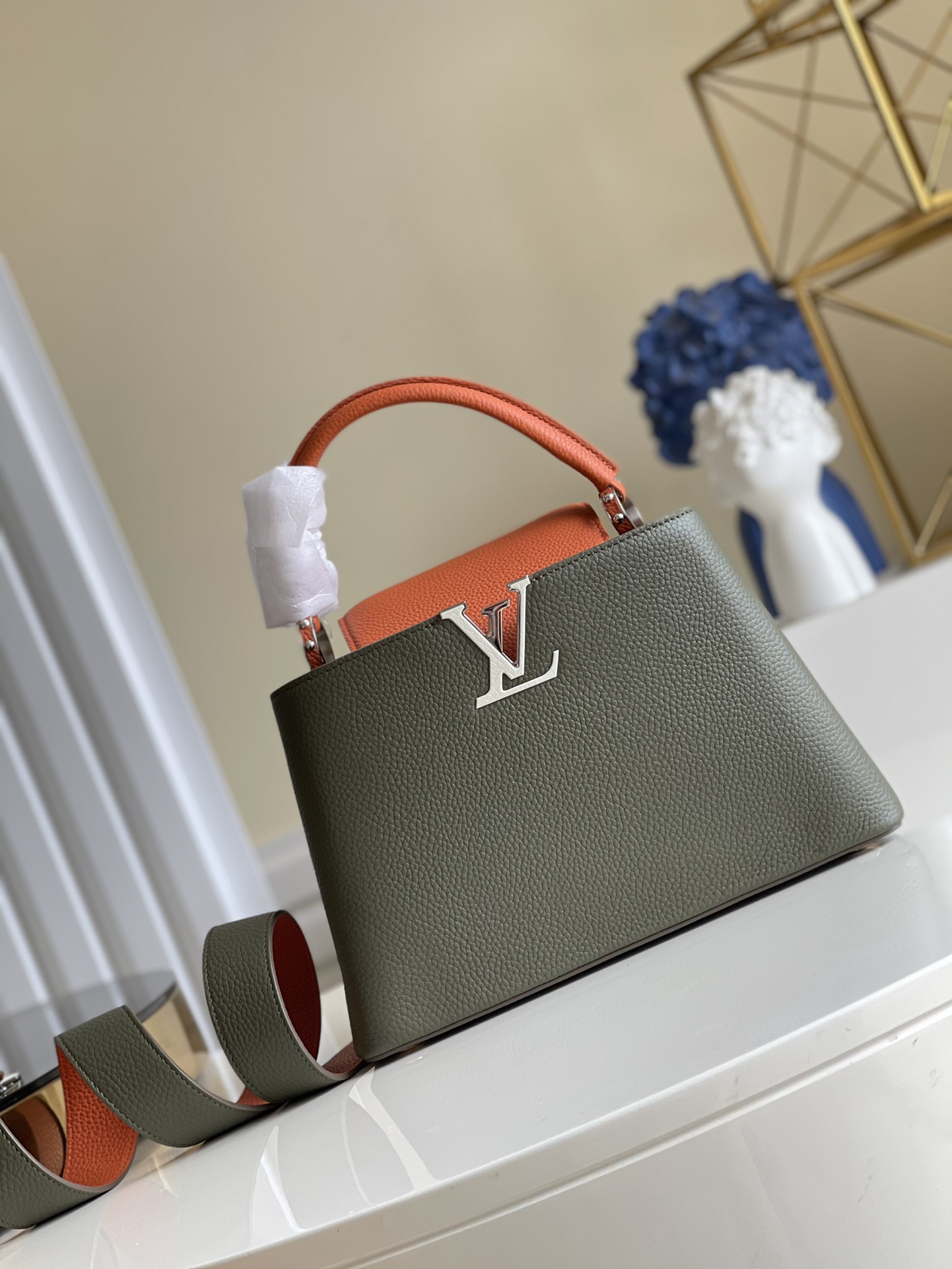 NO:396790,【Exclusive real photo M57522】m48865 green color-blocking orange and red Capucines small handbag with full-grain Taurillon leather performs a modern collision of dark and light tones. LV letters and side rings incorporate the iconic meaning, the top handle and removable shoulder straps enable multiple carrying methods. Size 31.5 x 20 x 11 cm q.1250,LV [original leather],louis vuitton19860909【独家实拍M57522】m48865 绿拼色橘红本款 Capucines 小号手袋以全粒面 Taurillon 皮革上演深浅色调的摩登碰撞.LV 字母和侧环融入标志性意韵,顶部手柄和可拆卸肩带实现多种背携方式.尺寸31.5 x 20 x 11 厘米 q.1250,LV【原厂皮】,louis vuitton,Bag