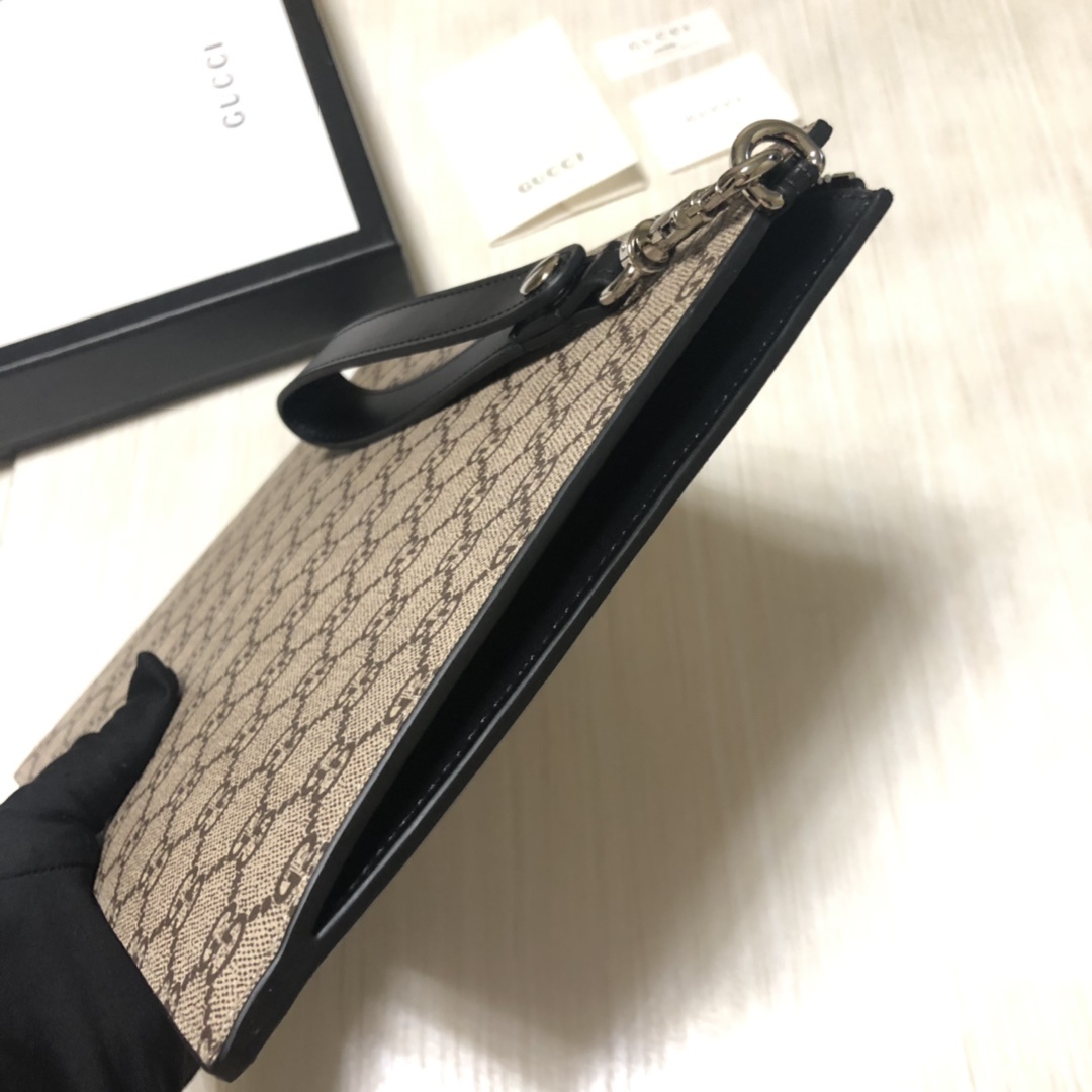 GG图案在每一季中均与全新印花和图案精心搭配。动物图案已成为品牌标志之一,印花装饰于此款纤薄手拿包的中央