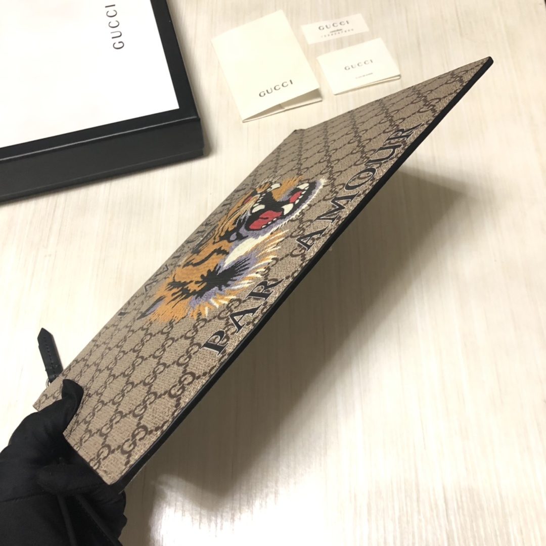 GG图案在每一季中均与全新印花和图案精心搭配。动物图案已成为品牌标志之一,印花装饰于此款纤薄手拿包的中央