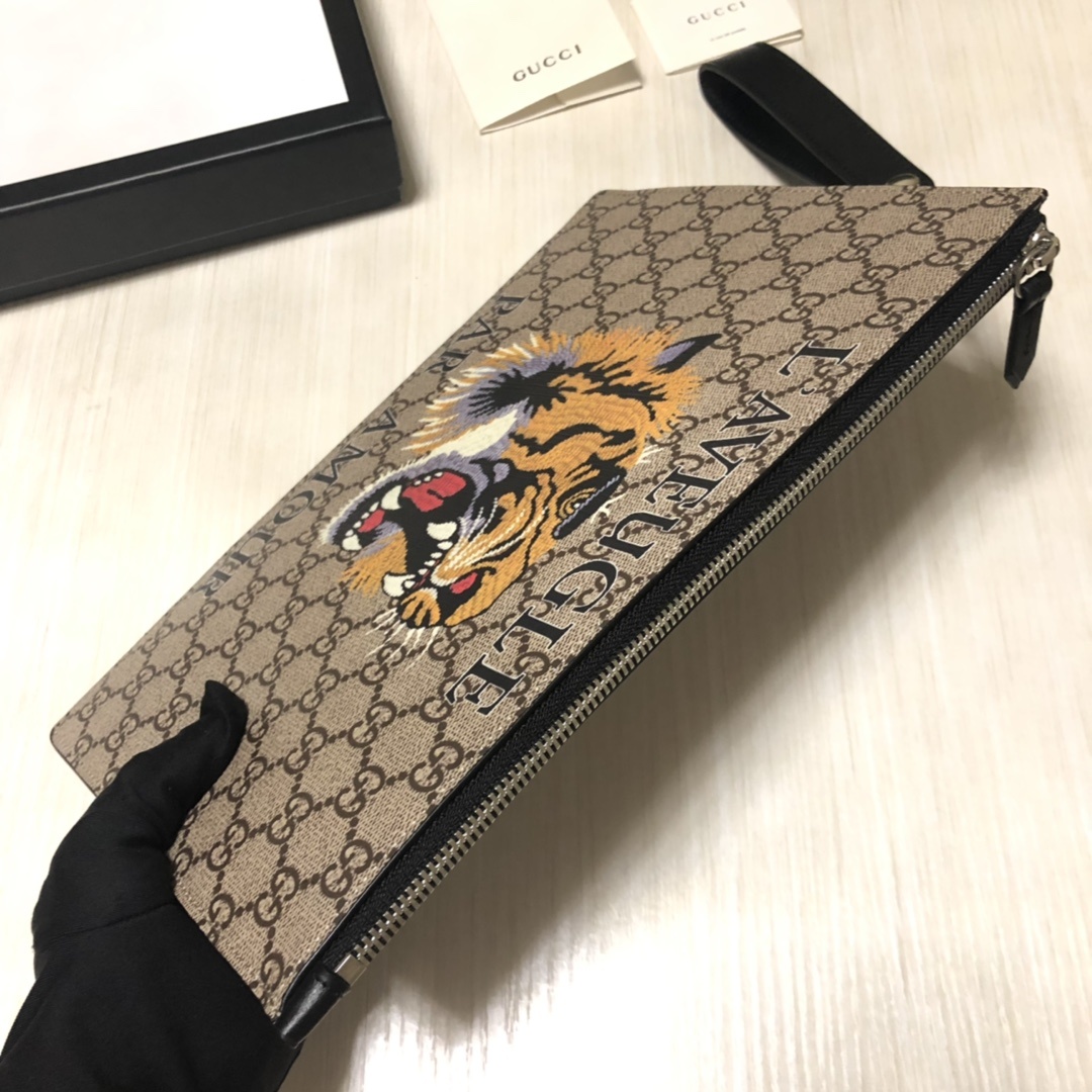 GG图案在每一季中均与全新印花和图案精心搭配。动物图案已成为品牌标志之一,印花装饰于此款纤薄手拿包的中央