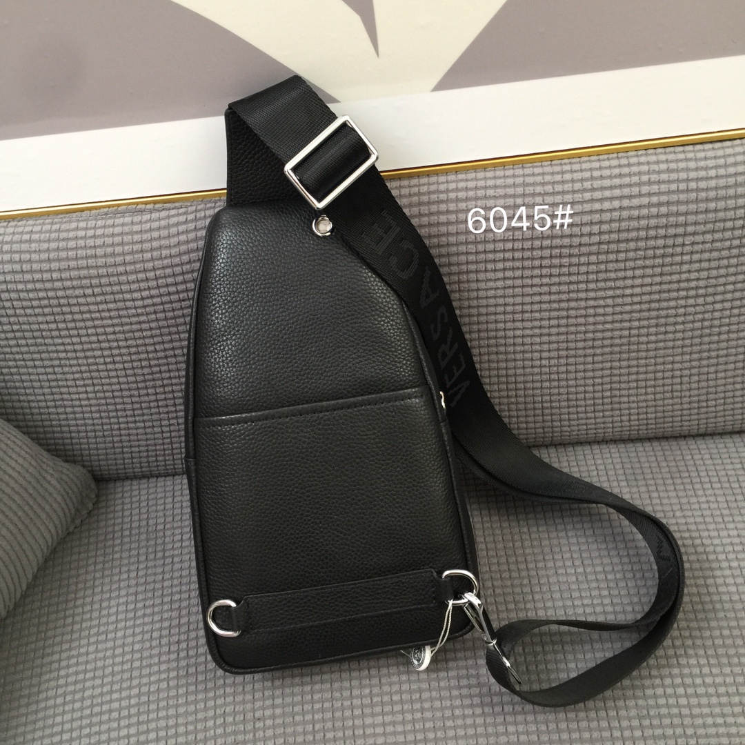 百搭男士胸包［强][强] 最新款🎒，👋帅到没朋友[玫瑰][玫瑰]采用顶级进口原版牛皮做为包身材料包包柔软