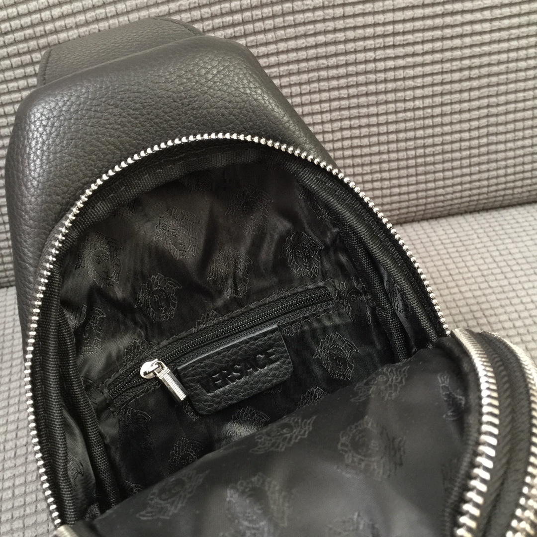 百搭男士胸包［强][强] 最新款🎒，👋帅到没朋友[玫瑰][玫瑰]采用顶级进口原版牛皮做为包身材料包包柔软