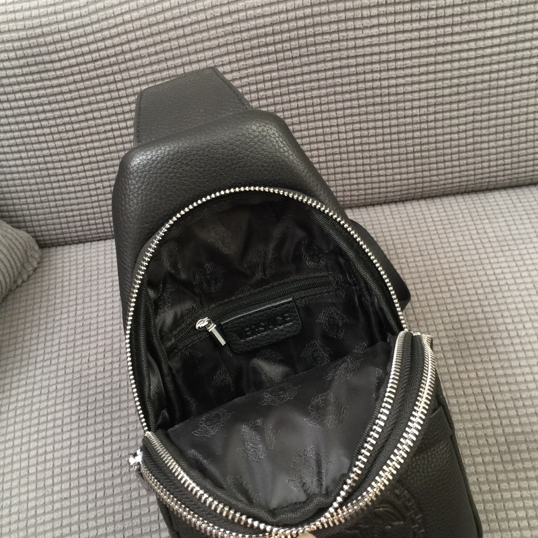 百搭男士胸包［强][强] 最新款🎒，👋帅到没朋友[玫瑰][玫瑰]采用顶级进口原版牛皮做为包身材料包包柔软