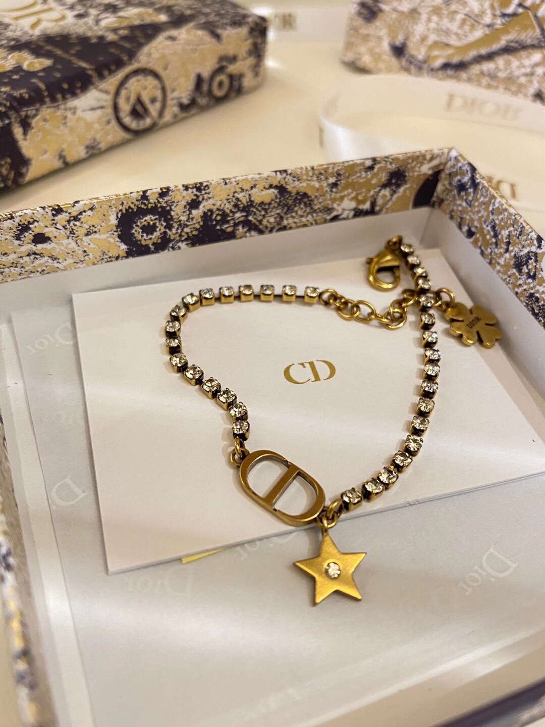 “Retro Gold Star Bracelet with Zwarlow Crystal from Lucky Cd Series” - 图片 2
