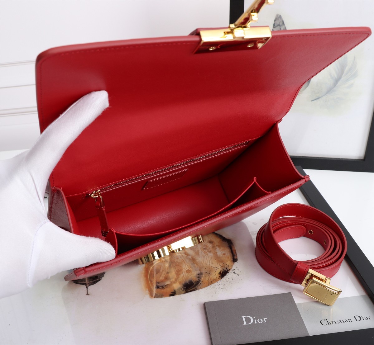 迪奥Dior顶级进口原厂牛皮LadyDior蒙田平纹红色珐琅扣30Montaigne产品系列灵感源自蒙田