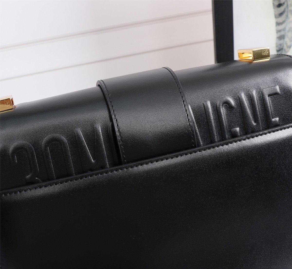 迪奥Dior顶级进口原厂牛皮LadyDior蒙田平纹黑色珐琅扣30Montaigne产品系列灵感源自蒙田