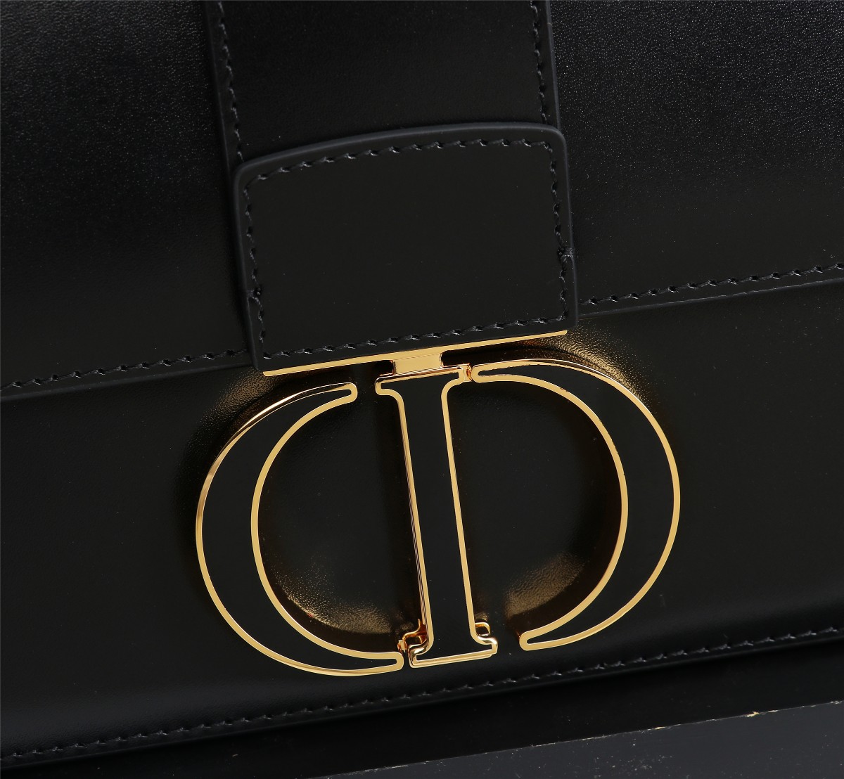 迪奥Dior顶级进口原厂牛皮LadyDior蒙田平纹黑色珐琅扣30Montaigne产品系列灵感源自蒙田