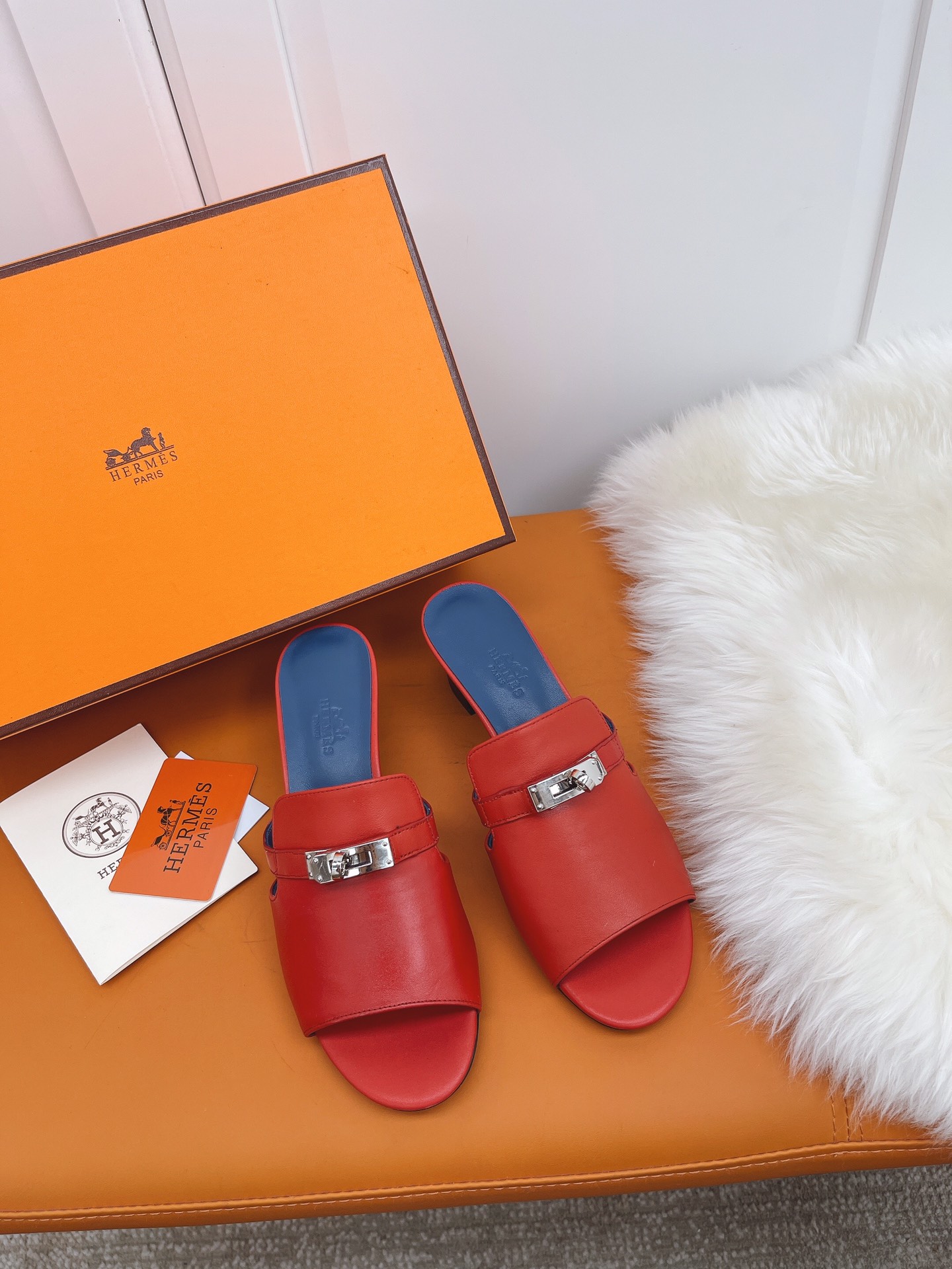 NO:164209,Hermes Spring and Summer Counter New Textured Sandals Series Upper Original Nappa Cowhide Inner Mixed Sheepskin Outsole Original Italian Leather Outsole Heel Heel Heel Heel Heel Heel: 4.5cm Packaging Original Consistent Counter Packaging Shoe Size: 35-40 (40.41. Custom made without return or exchange), Slippers, hermes, hermes, slippers, cowhide, sheepskin, Leather soles19860909Herme* 爱马仕春夏专柜新款质感凉拖系列 鞋面原版Nappa牛皮 内里混种羊皮 大底原版意大利真皮大底 跟高: 4.5cm 包装原版一致专柜配套包装 鞋码:35-40（40.41.定做不退换）,拖鞋,hermes,hermes,slippers,cowhide,sheepskin,Leather soles,Women's Shoes