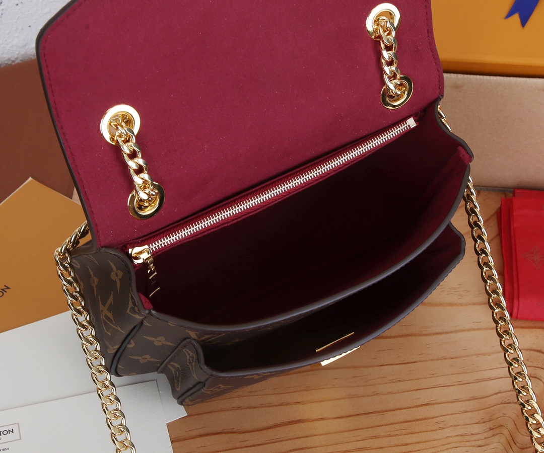 Louis Vuitton 全钢五金‼ Chain Bag 链条包以 Monogram 帆布塑造玲珑构型 搭配树脂 LV 磁扣