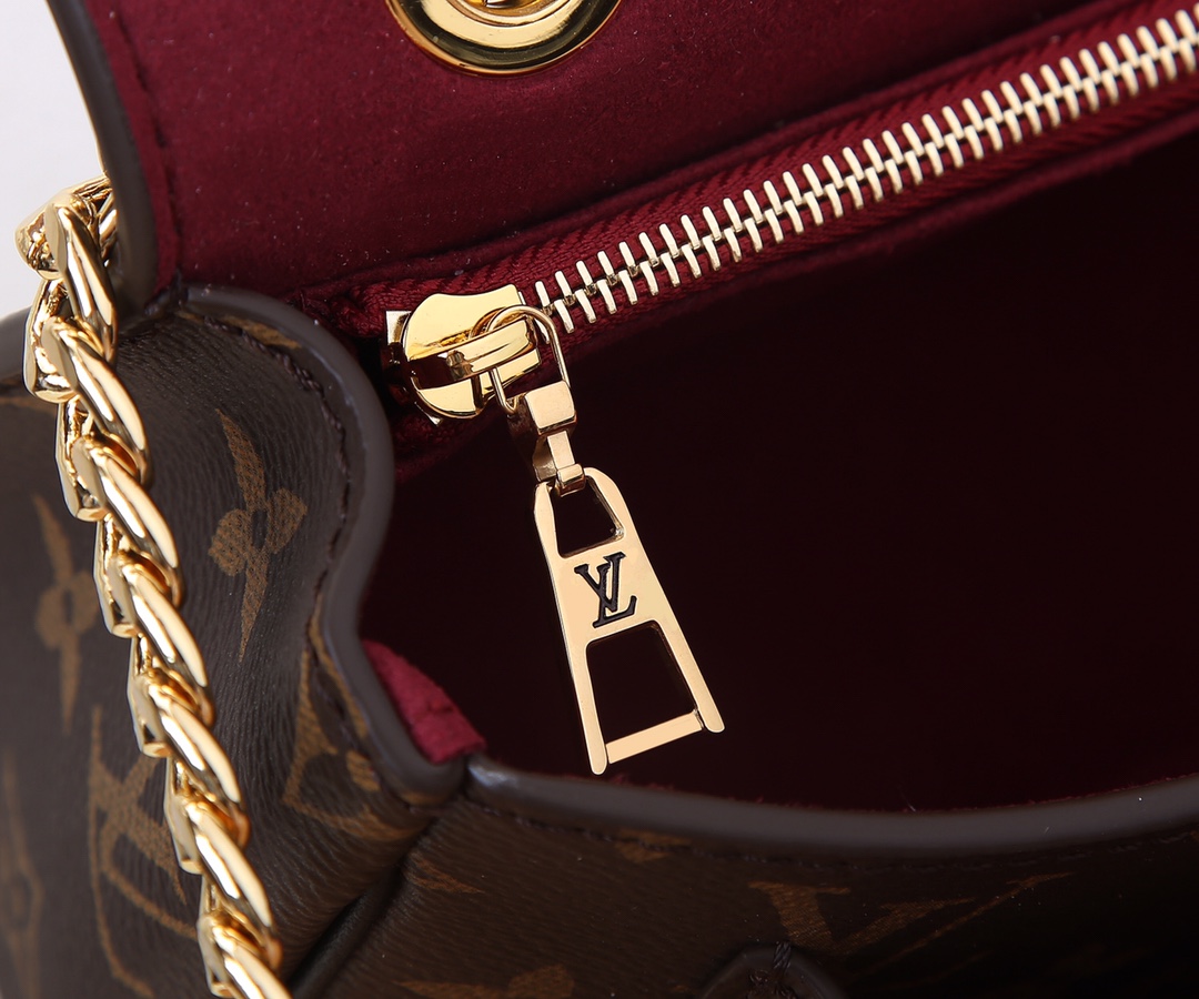 Louis Vuitton 全钢五金‼ Chain Bag 链条包以 Monogram 帆布塑造玲珑构型 搭配树脂 LV 磁扣
