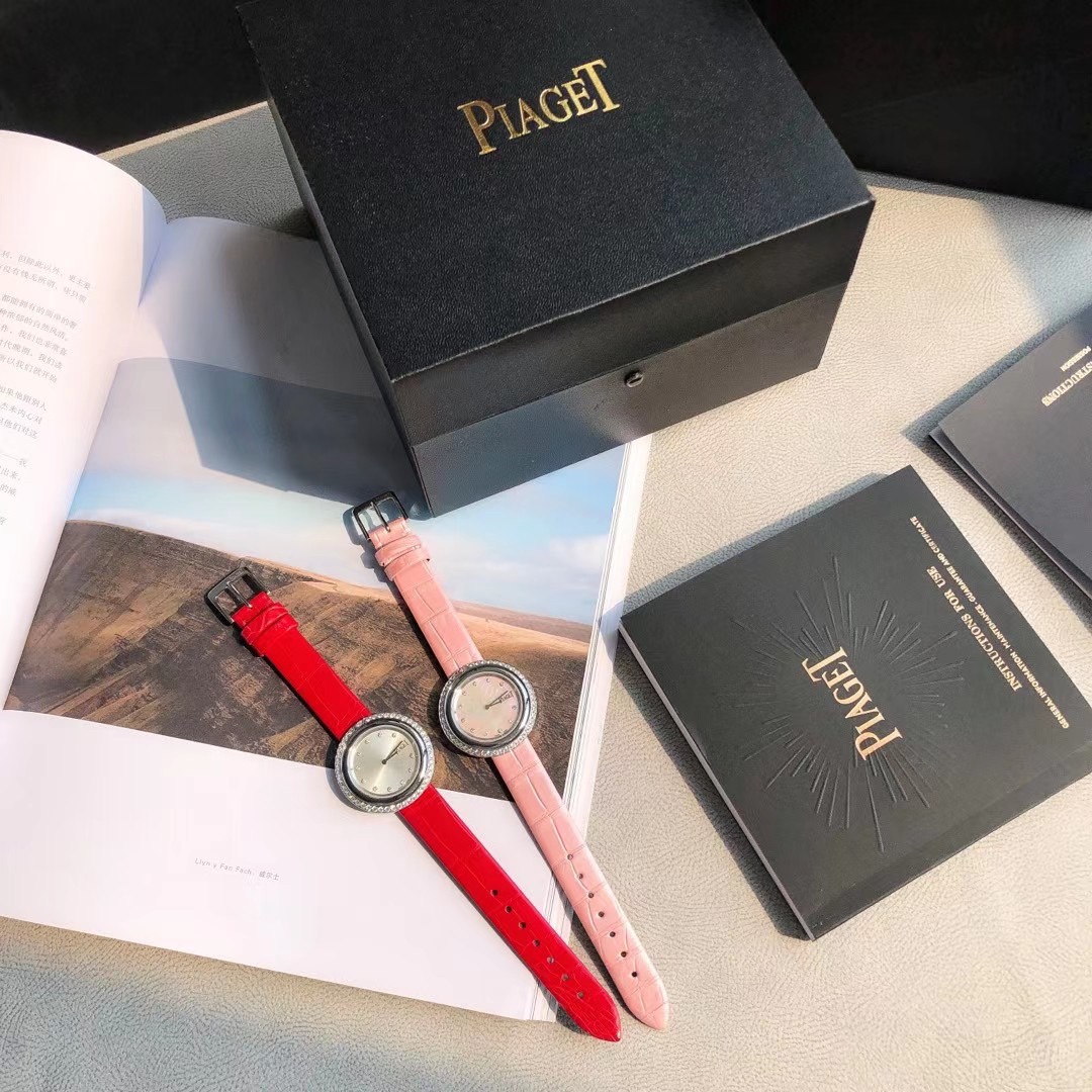 NO:728607,The entry-level model of Piaget's top-end luxury goods, Piaget's 'Time Comes Turn', I fell in love with it when I first saw it. First of all, the appearance design is versatile enough, and the upper outer layer can be rotated back and forth in a circle, which is very meaningful. 'Turn and meet the extraordinary' together. The size is 34mm, which is very delicate on the hand. It can be easily disassembled with crocodile leather. It looks high-end. The movement adopts Swiss imported quartz movement, and the spiral bezel is polished with 316L fine steel.  The surface is as bright as a mirror, the inner ring of the dial is set with 11 imported Swarovski diamonds, and the outer ring is a round diamond.,,piaget,crocodile skin19860909伯爵“时来运转”顶级奢侈品入门款,第一眼看到它的时候我一眼就中,首先是外观设计足够百搭,上外层一圈可来回转动 很有寓意、一起“转动,遇见非凡”. 尺寸34mm上手很秀气,搭配鳄鱼皮可轻松拆卸 看上去就高端, 机芯采用瑞士进口石英机芯,螺旋式表圈316L精钢打磨抛光 表面光亮如镜、表盘内圈镶11颗进口施华洛钻石,外圈一颗圆形美钻.,,piaget,crocodile skin,Watch