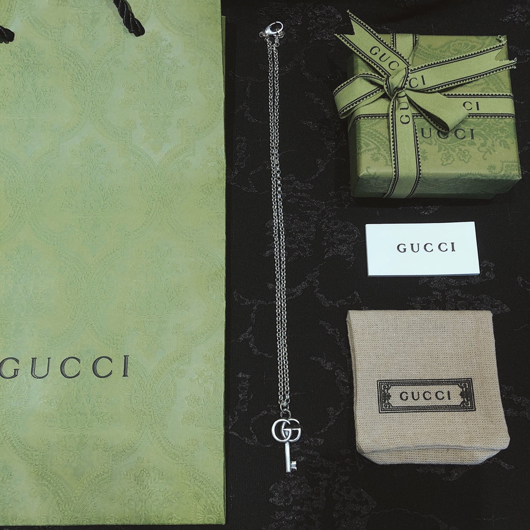NO:104576,*Sterling silver plated black and old, arabesque engraving, double G shape key pendant necklace, double pattern on the front, Arabic pattern on the back, upper body effect is versatile:cm Packaging number: 200540, Gucci necklace, gucci, necklace, pure silver19860909*纯银镀黑做旧 蔓藤雕刻 双G造型钥匙吊坠项链 正面是双图案 背面阿拉伯式花纹刻花 上身效果跟百搭 :cm 配包装编号:200540,古驰项链,gucci,necklace,pure silver,Jewelry