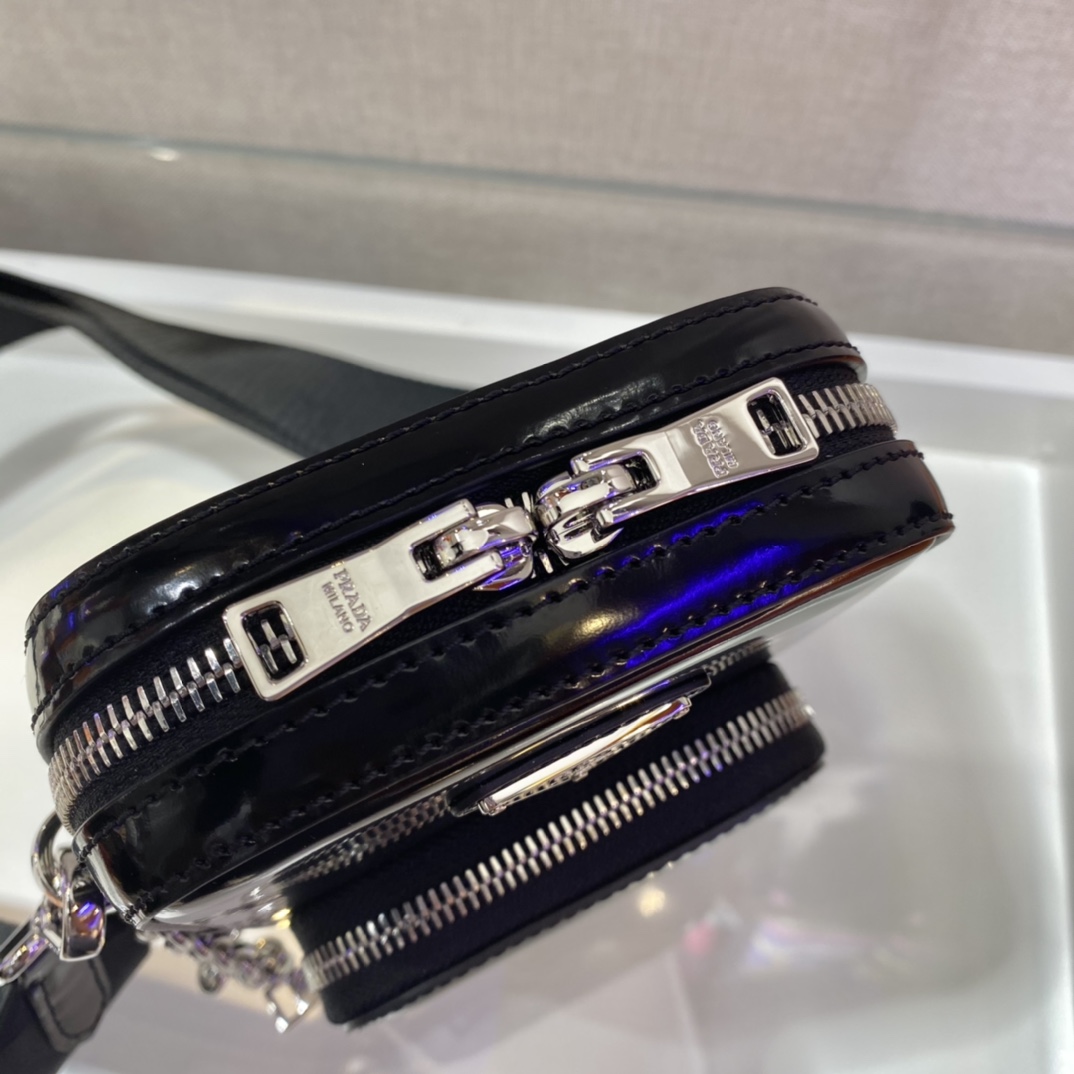 PRADA普拉达亮面皮革男女通用迷你手袋1BH183