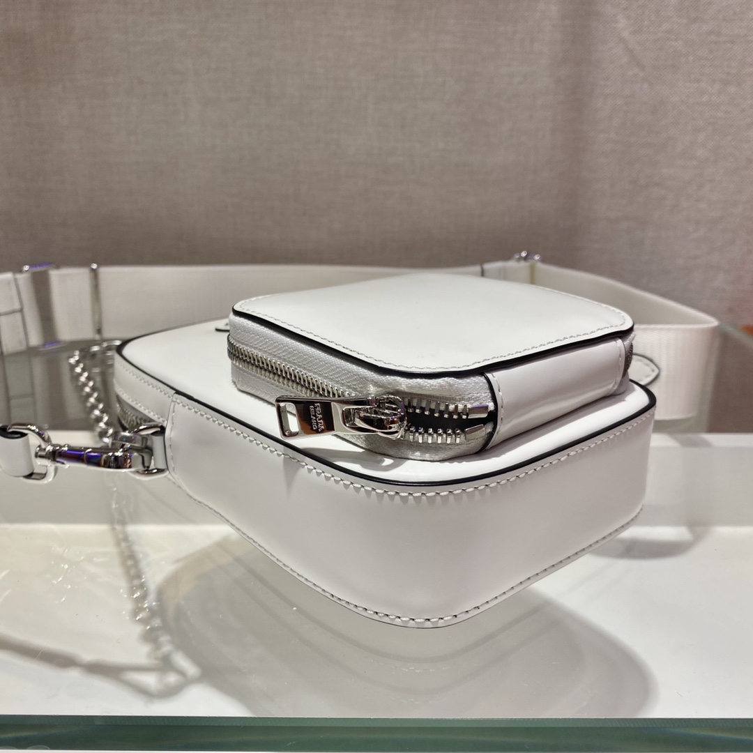 PRADA普拉达亮面皮革男女通用迷你手袋1BH183