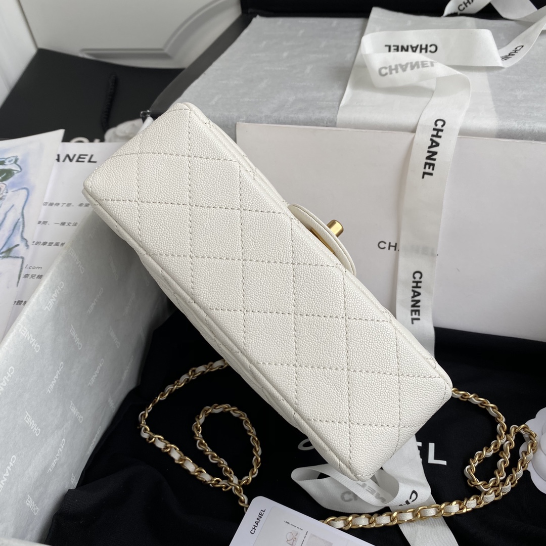 Chanel️2021早春最新限量版MiniCFAS31经典菱格口盖包饰以粗旷链子与精美坠饰颗粒牛皮香奈