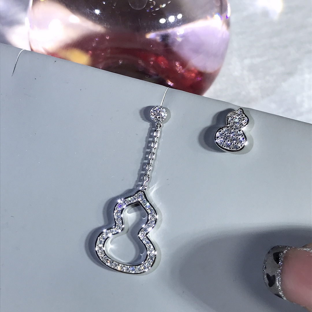 NO:669585,Qe*lin Wulu earrings medium size AB earrings. The details are perfect and the texture is thick. The bottom is mirror polished and the text is completely and clearly printed. Diamonds are set all over the hand. You are not afraid of losing diamonds. Ready goods will be shipped in seconds. 88260, earrings, Cartier high-end jewelry19860909Qe*lin Wulu耳环中号AB耳环 细节超完美,质感厚实 底部镜面抛光,字印齐全清晰 全手镶钻 不怕掉钻 现货秒发88260,,earrings,卡迪亚高端饰品,Jewelry