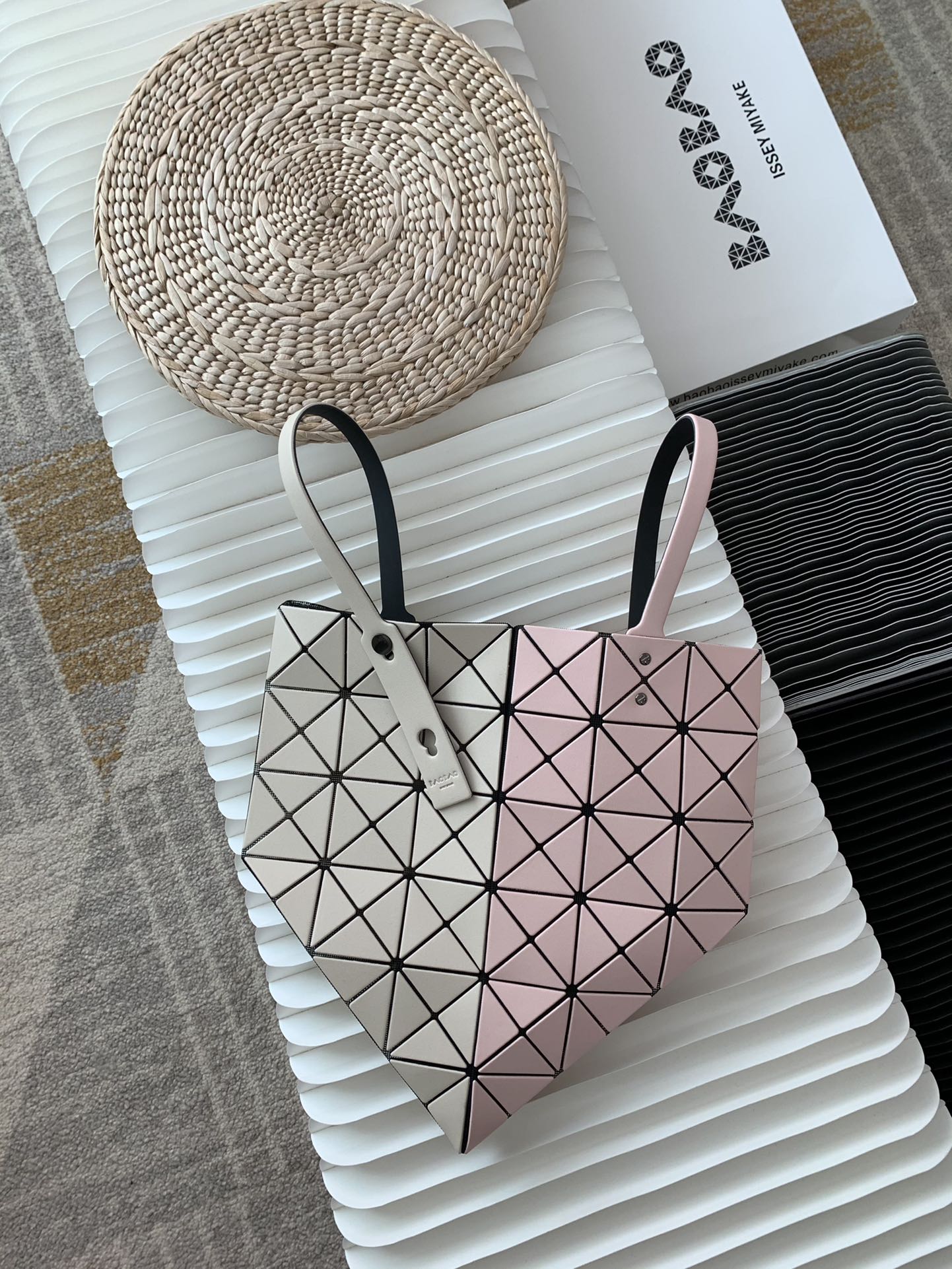 BAO BAO ISSEY MIYAKE 新品满满的春日色彩，柔和细腻的磨砂质感让你