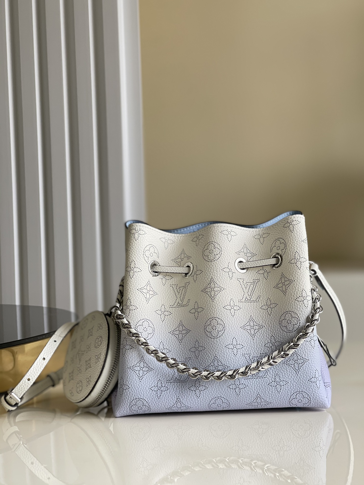 NO:397275,【Exclusive real photo M57068】Grad blue Bella bucket bag uses Monogram flower-perforated calf leather to create a compact configuration, and then the same pattern is in a pocket-sized proportion of round coin wallet, full of modern style. Metal and leather woven handles and removable leather shoulder straps achieve multiple carrying methods. Size 19 x 22 x 14 cm q.,LV【Original leather】,louis vuitton,wallets,cowhide19860909【独家实拍M57068】渐变蓝色Bella 水桶包采用 Monogram 镂花穿孔小牛皮塑造小巧构型,再令相同图案以袖珍比例栖身圆形零钱包,洋溢摩登风尚.金属与皮革编织手柄和可拆卸皮革肩带实现多种背携方式.尺寸19 x 22 x 14 cm q.,LV【原厂皮】,louis vuitton,wallets,cowhide,Bag