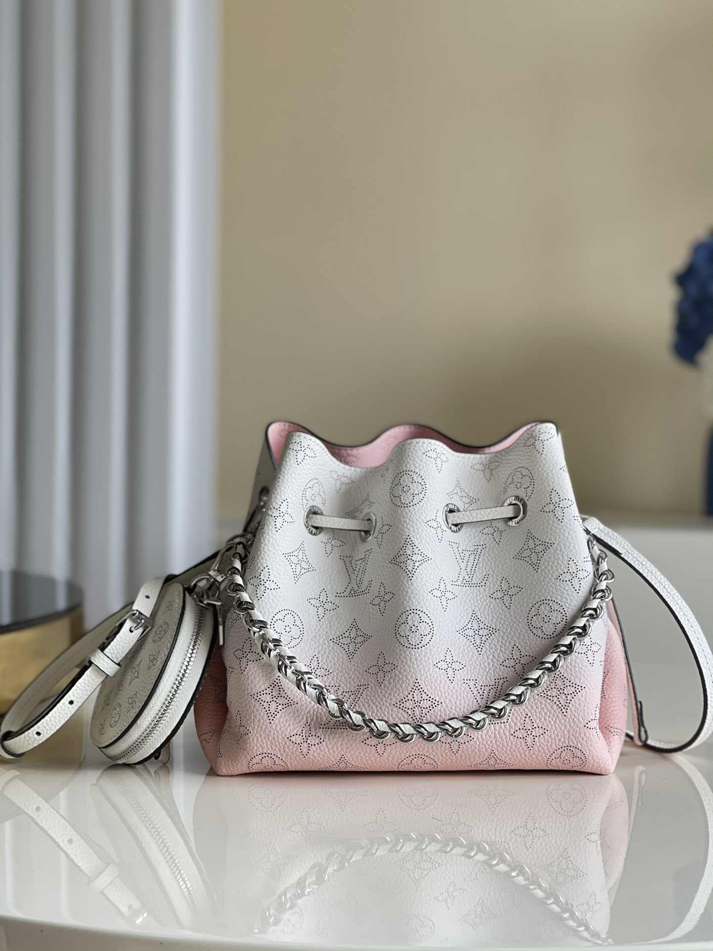 NO:397279,【Exclusive real shot M57068】 Gradient pink Bella bucket bag uses Monogram flower-perforated calf leather to create a compact configuration, and then the same pattern is in a pocket-sized proportion of round coin wallets, full of modern style. Metal and leather woven handles and removable leather shoulder straps achieve multiple carrying methods. Size 19 x 22 x 14 cm q.,LV【Original leather】,louis vuitton,wallets,cowhide19860909【独家实拍M57068】渐变粉色Bella 水桶包采用 Monogram 镂花穿孔小牛皮塑造小巧构型,再令相同图案以袖珍比例栖身圆形零钱包,洋溢摩登风尚.金属与皮革编织手柄和可拆卸皮革肩带实现多种背携方式.尺寸19 x 22 x 14 cm q.,LV【原厂皮】,louis vuitton,wallets,cowhide,Bag