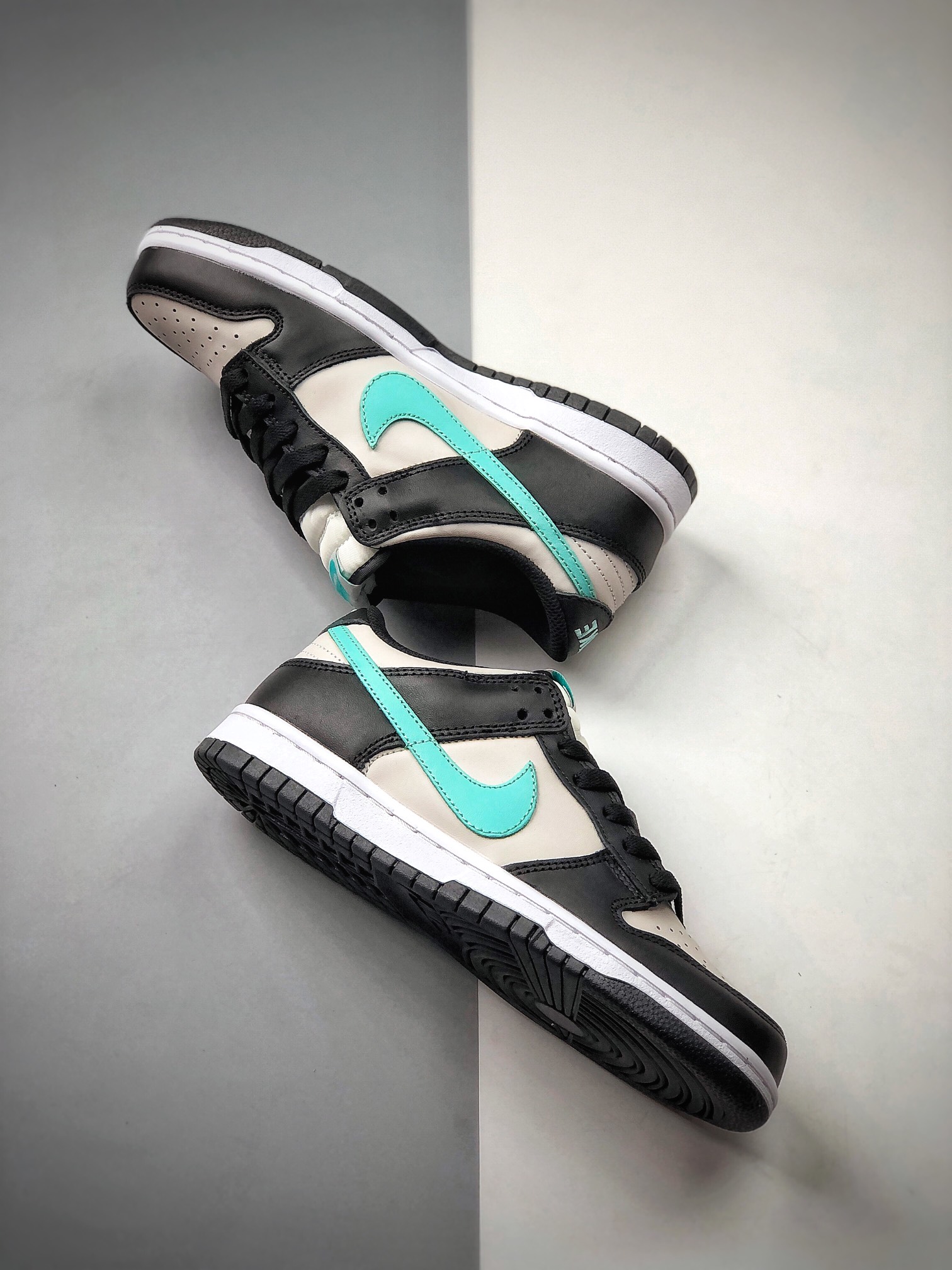 300 Nike Dunk Low GS  CW1590-003