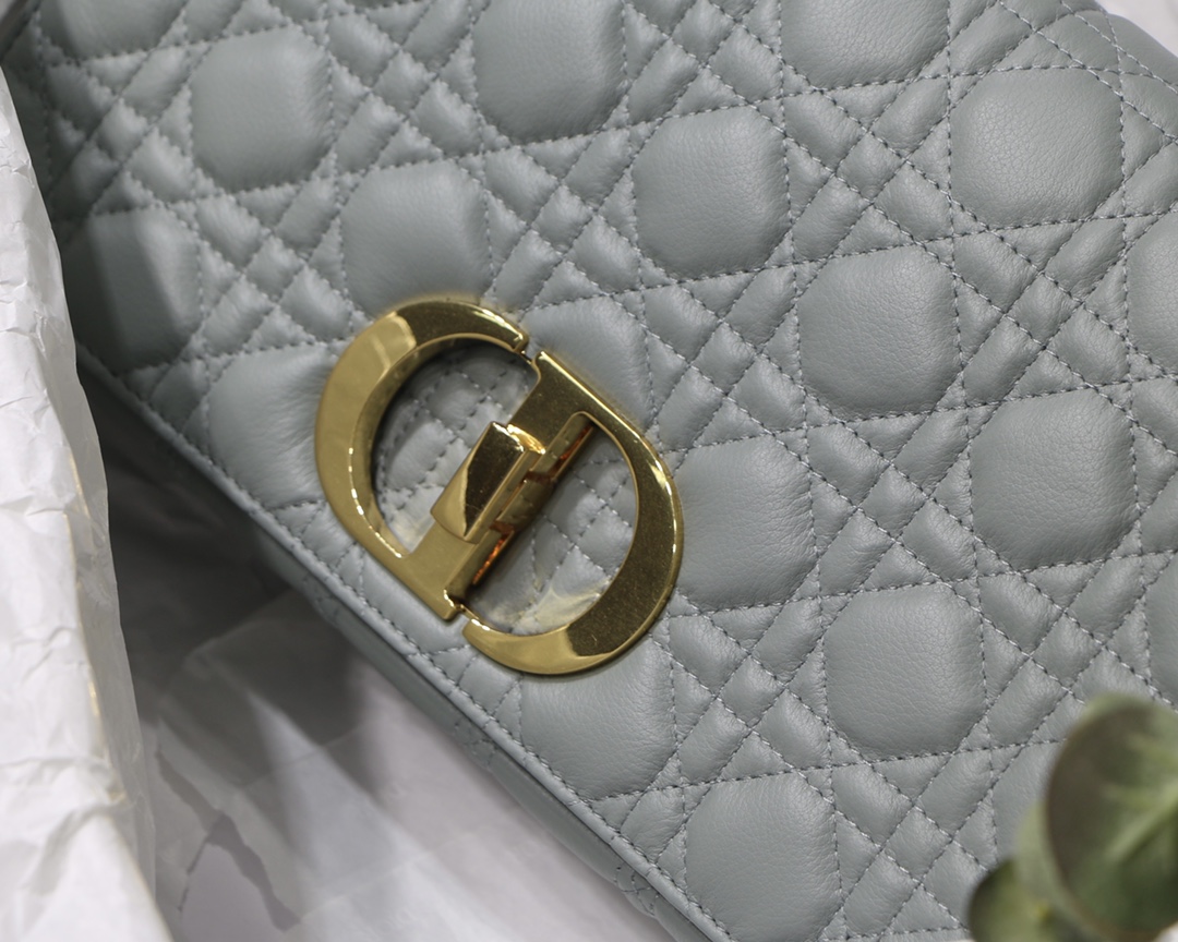 Dior 30 Montaigne Light gray shoulder everyday