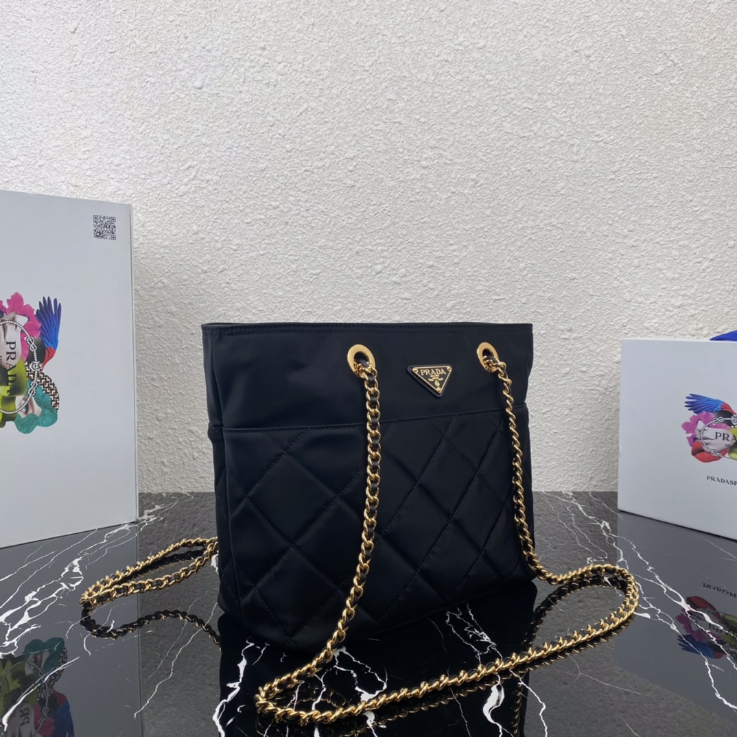 NO:941053,[Top original order] Second-hand zipper model 1BD625, this Vintage second-hand chain rhombus hobo bag has a great design. It is a pure handmade nylon rhombus design. It can be worn on one shoulder + cross-body + hobo carry method. The imported black gold chain combination is really the eternal plot of Vintage.  Simple and elegant, the capacity is very large, the upper body is very trendy, versatile and fashionable. Whether it is casual or formal, it has a stable temperament. Hurry up and get it. I love this medieval hobo bag. The size is 30cm in length, 24.5cm in height, 13.5cm in width, Prada [price based on quantity], prada19860909【顶级原单】中古拉链款1BD625这款Vintage中古链条菱格流浪包设计太棒了纯手工尼龙菱格设计,可单肩+斜跨+流浪背法,进口黑金链条搭配真的是Vintage永远的情节简约大气,容量非常大上身特别潮,百搭又时髦.不管休闲,正式,全是稳稳气质.赶紧入手吧太爱这款中古流浪包尺寸长30x高24.5x宽13.5cm,普拉达【跑量价】,prada,Bag