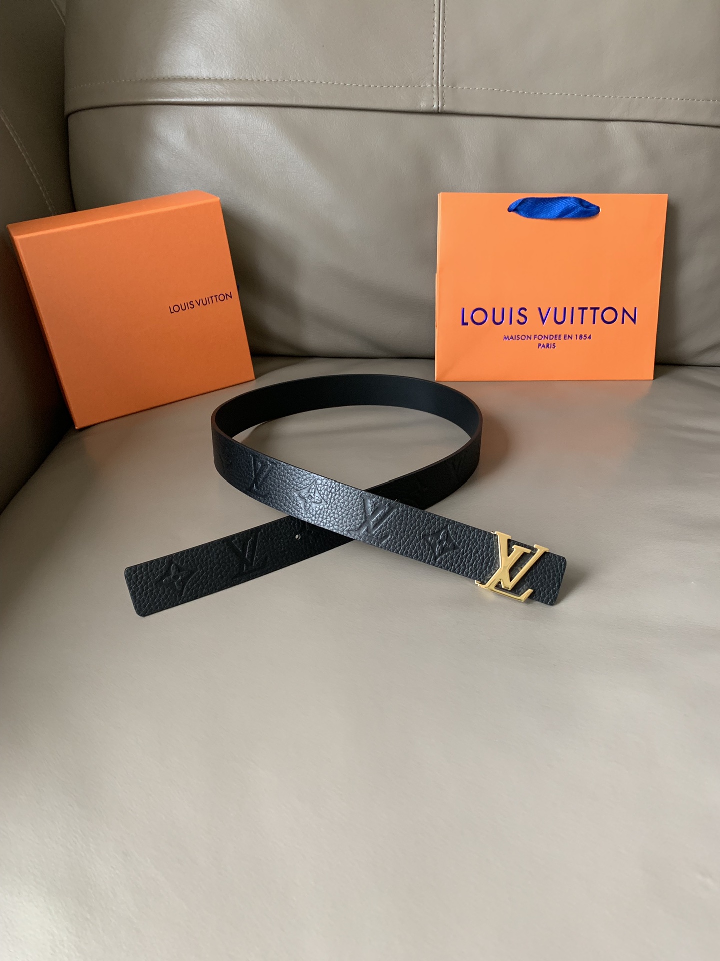 L V 专柜同款 宽3.0cm LV Iconic 双面腰带焕现新意：经典 Monogram Empre