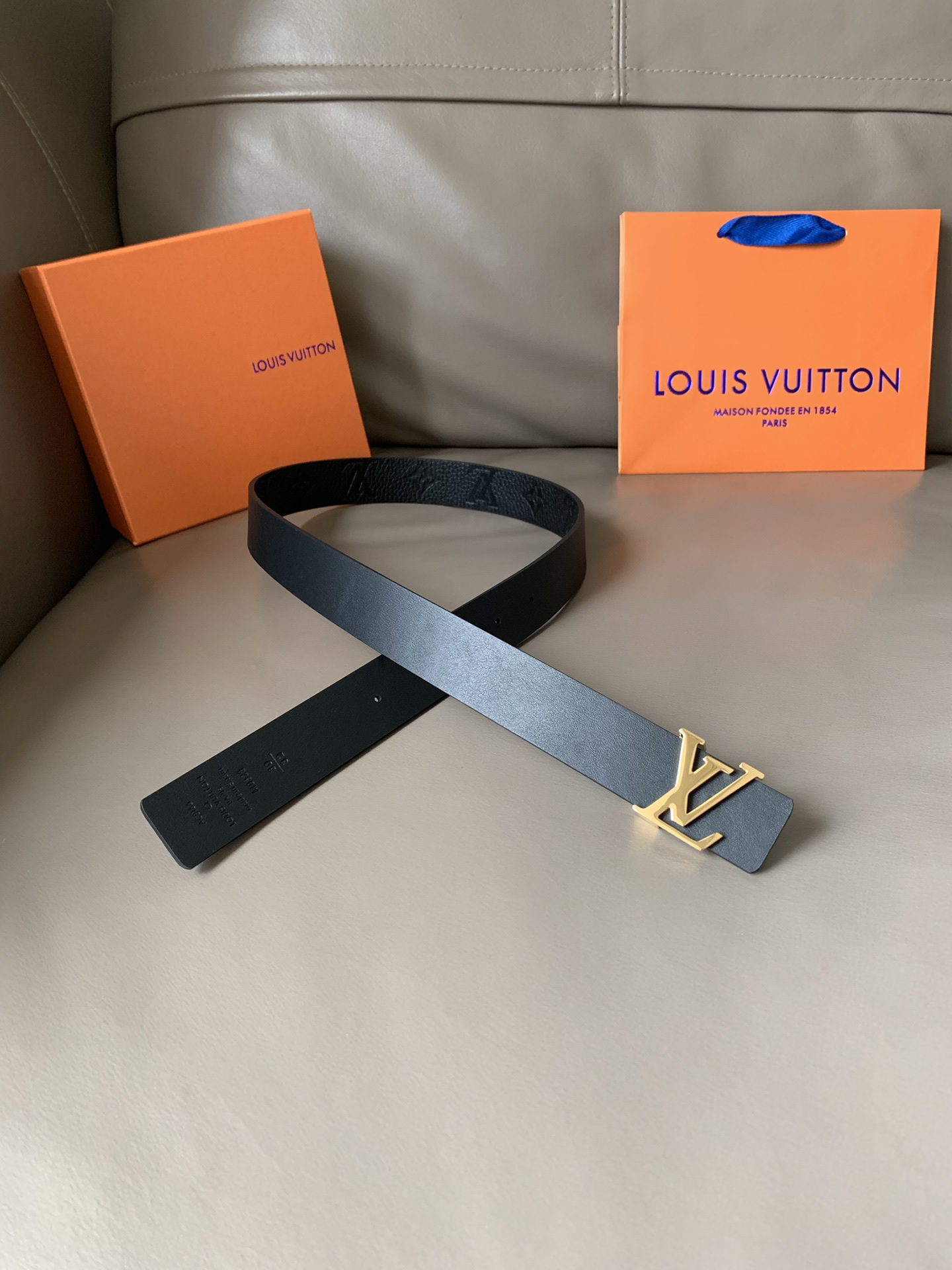 L V 专柜同款 宽3.0cm LV Iconic 双面腰带焕现新意：经典 Monogram Empre