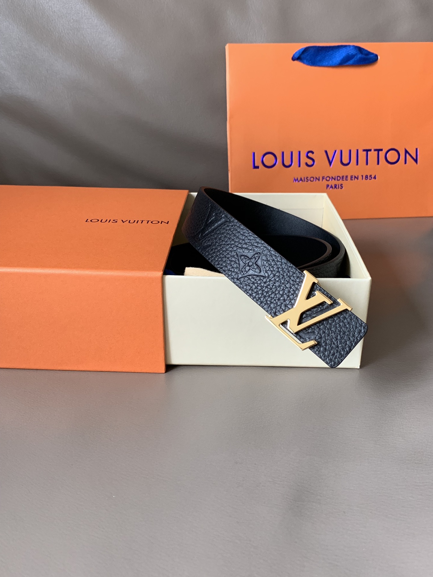 L V 专柜同款 宽3.0cm LV Iconic 双面腰带焕现新意：经典 Monogram Empre