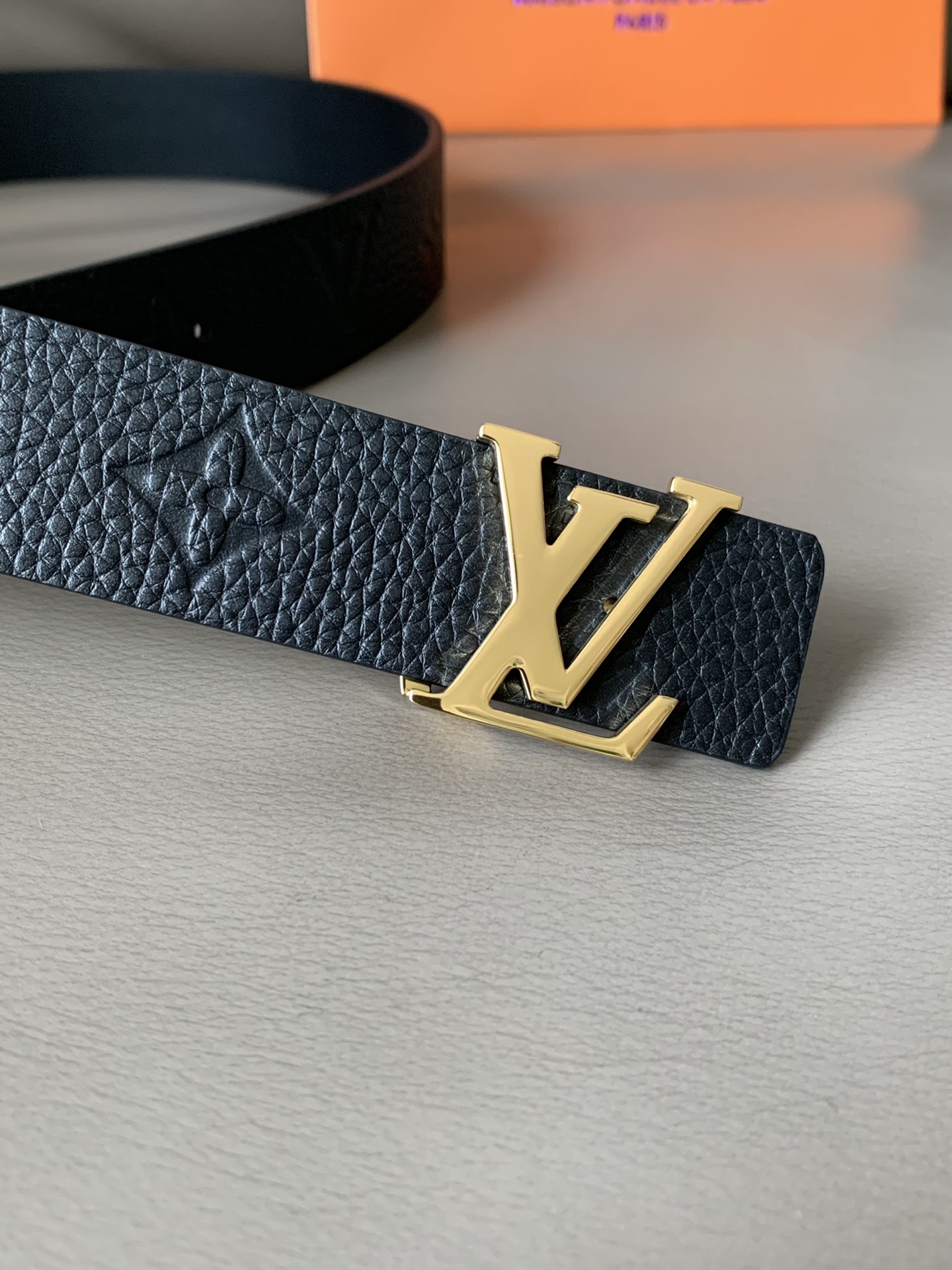 L V 专柜同款 宽3.0cm LV Iconic 双面腰带焕现新意：经典 Monogram Empre