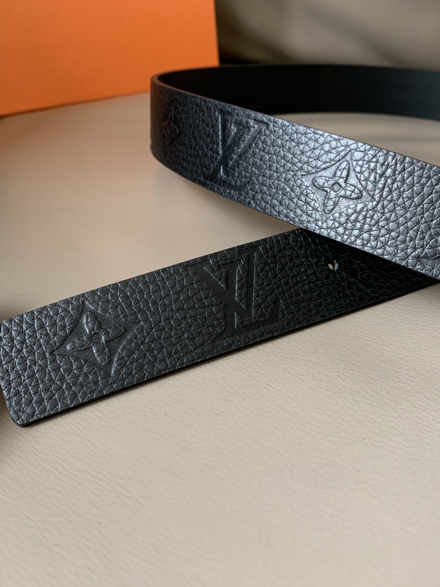 L V 专柜同款 宽3.0cm LV Iconic 双面腰带焕现新意：经典 Monogram Empre