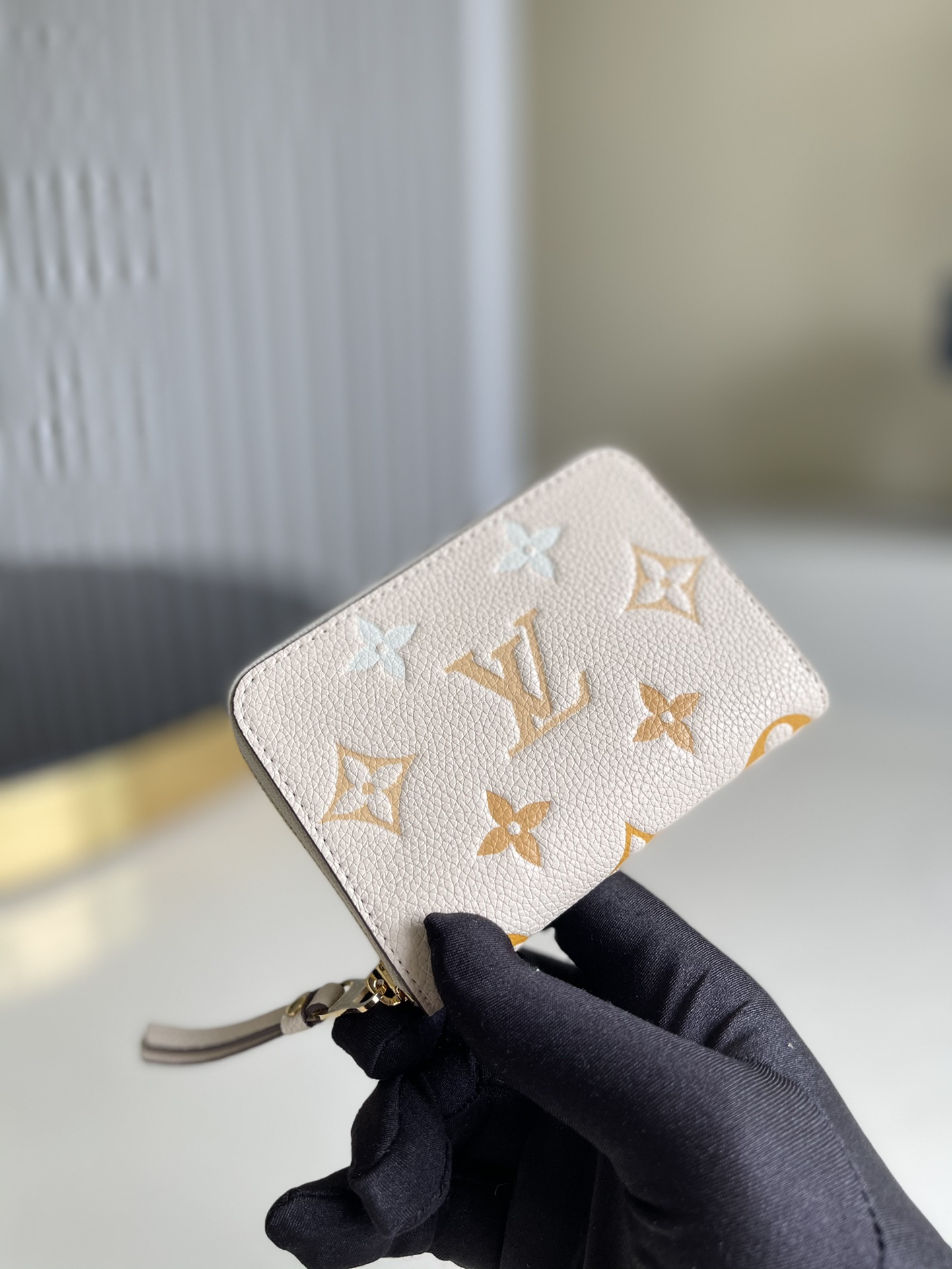 NO:397266,【Exclusive real-life MM80408】Special Zippy coin wallet is from the summer By The Pool accessories, leather goods and ready-to-wear series, and is a Monogram Empreinte leather embossed Monogram pattern, interpreting color gradients. Compact and fully zippered design can store cards, banknotes and coins. Size 11 x 8.5 x 2 cm a.,LV [original leather],louis vuitton,wallets19860909【独家实拍MM80408】特别款 Zippy 零钱包出自 夏季 By The Pool 配饰、皮具和成衣系列,为 Monogram Empreinte 皮革压印 Monogram 图案,演绎色彩渐变.紧凑全拉链式设计可收纳卡片、钞票和硬币.尺寸11 x 8.5 x 2 厘米a.,LV【原厂皮】,louis vuitton,wallets,Bag
