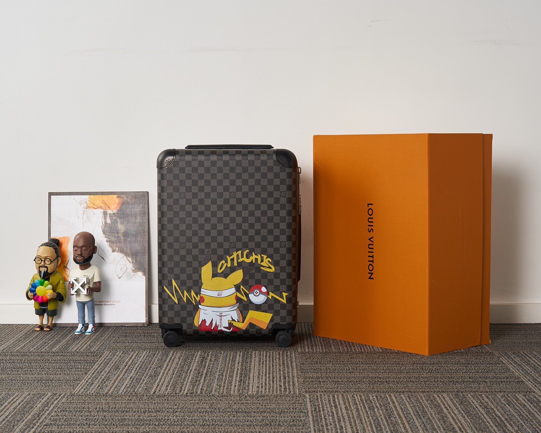 Virgil Abloh y el diseñador de moda urbana japonés Nigo colaboraron para crear esta maleta Horizon 55. La lona Giant Da…