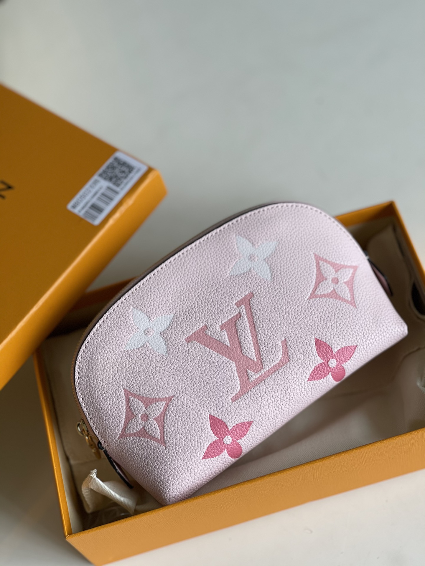 NO:397242,【Exclusive real photo M80502 blush powder】 Gradient dark pink Monogram pattern embellishes it, bringing out summery style. It is equipped with inner patch pocket and washable lining, suitable for travel and daily use. Size 19.0 x 12.0 x 6.0 cm a.,LV [original leather],louis vuitton19860909【独家实拍M80502腮红粉】 渐变深粉色 Monogram 图案点缀其上,焕发夏日风情.配有内贴袋及可水洗内衬,旅行与日常使用皆宜. 尺寸19.0 x 12.0 x 6.0 厘米 a.,LV【原厂皮】,louis vuitton,Bag