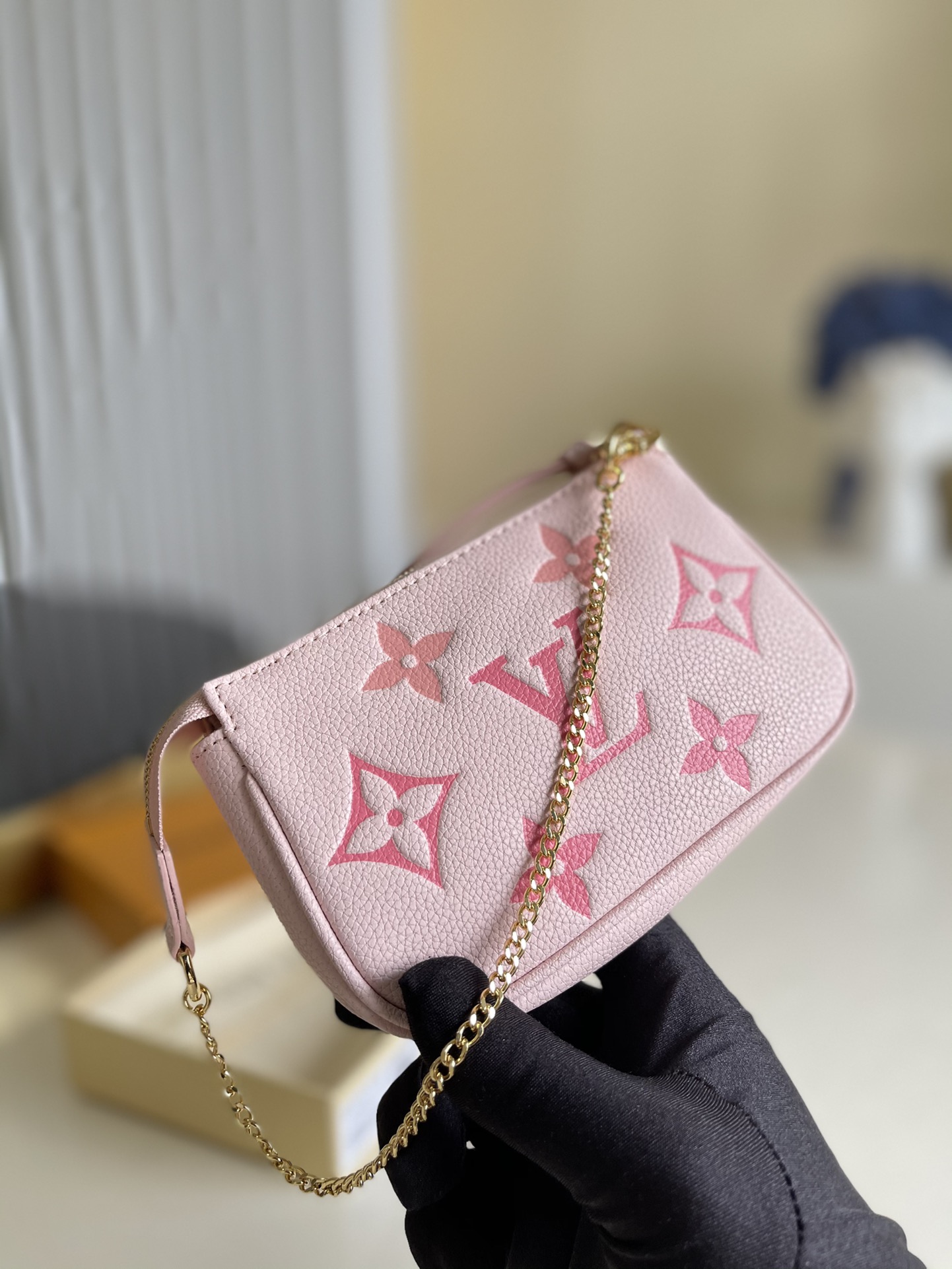 NO:397248,【Exclusive real photo M80501】Full leather wallet series BY THE POOL spring and summer series Mini Pochette Accessoires clutch in summer By The Pool capsule series is made of classic leather for the first time, and it depicts classic embossed in gradient tones, which can be hung from a handbag or belt through a chain. The series also introduces leather goods, accessories and ready-to-wear. Size 15.5x10.5x4cm a.,LV [original leather],louis vuitton,wallets,handbag19860909【独家实拍M80501】全皮钱包系列 BY THE POOL春夏系列 Mini Pochette Accessoires 手拿包于 夏季 By The Pool 胶囊系列首次取材经典皮革,以渐变色调描绘经典 压纹,可通过链条悬挂于手袋或腰带.该系列同时推出皮具、配饰及成衣.尺寸15.5x10.5x4cm a.,LV【原厂皮】,louis vuitton,wallets,handbag,Bag