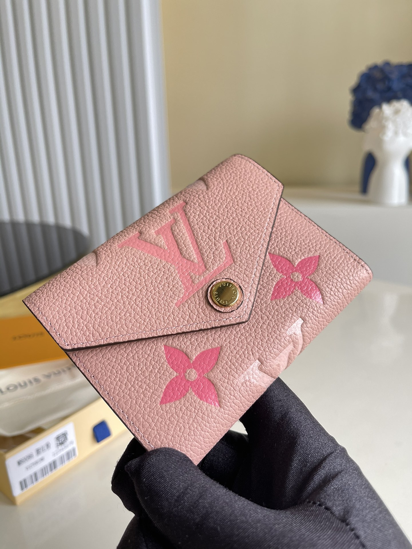 NO:397260,【Exclusive real shot M80086 powder】Cream white VICTORINE wallet This style Victorine wallet is made of Monogram Empreinte soft grain leather. It is more exquisite in the two-color effect. Full-skin pressed large flower gray apricot powder purple bean three-fold short wallet oo [handshake] [handshake] Small configuration can easily accommodate banknotes, coins and cards. Detailed features 12 x 9.5 x 1.5cm z.,LV [original leather],louis vuitton,wallets19860909【独家实拍M80086粉】奶油白 VICTORINE 钱夹本款 Victorine 钱夹以 Monogram Empreinte 软粒面皮革呈现经典 Monogram 压纹,在双色效果中更显精致.全皮压大花灰杏粉紫色豆豆三折短夹钱包oo[握手][握手]小巧构型亦可轻松容纳钞票、硬币和卡片.详细特征12 x 9.5 x 1.5cm z.,LV【原厂皮】,louis vuitton,wallets,Bag