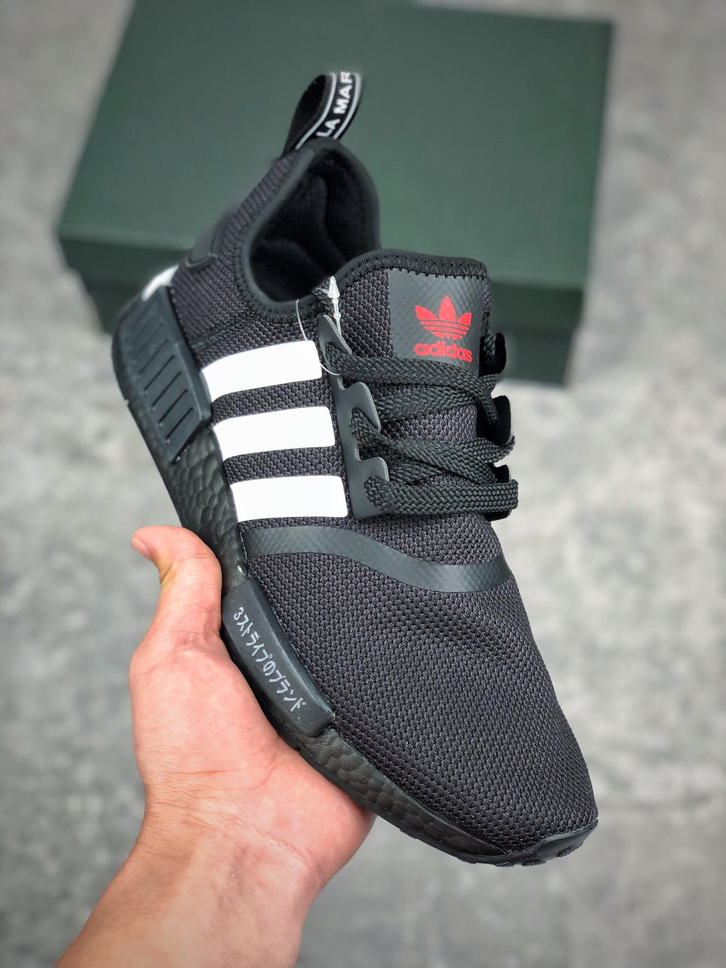  支持放店
阿迪达斯 Adidas Originals NMD_R1 Runner 黑白橙 H01926
针织面街头风经典百搭跑步鞋。
以鞋型、角度和面料，力求展现 adidas创新传统，
采用时髦廓形，以抢眼外形诠释经典细节，
为鞋款注入活力。搭配 Boost中底，助你舒适迈步。
官方货号：H01926
SIZE:39 40 40.5 41 42 42.5 43 44 45