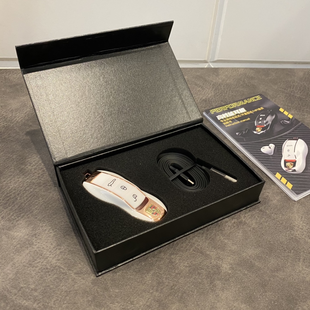 本地放💰150
保时捷Porsche@内部专供耳机
采用跑车钥匙设计 外观逼格十足‼️
高性能芯片 专业游戏零延迟 开盖自动连接
触摸切歌操作 暂停切换歌曲非常方便
1.7石墨钛喇叭 音质细腻 低音效果非常好！
金属外壳 硅胶按键 1:1车钥匙外观
真实按键可按 隐藏usb充电口 手感非常好

不影响二次销售 支持退换！保修三个月！