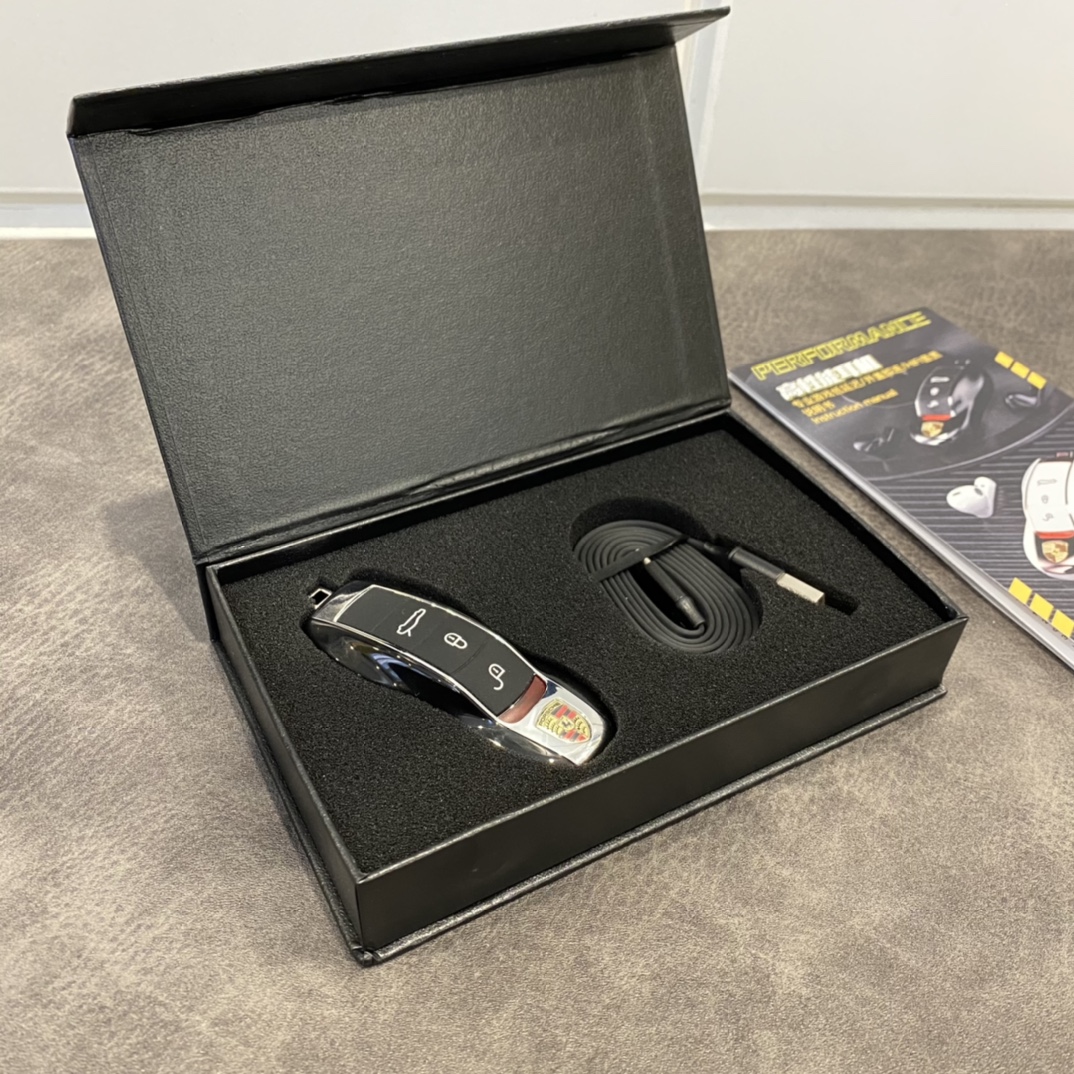 本地放💰150
保时捷Porsche@内部专供耳机
采用跑车钥匙设计 外观逼格十足‼️
高性能芯片 专业游戏零延迟 开盖自动连接
触摸切歌操作 暂停切换歌曲非常方便
1.7石墨钛喇叭 音质细腻 低音效果非常好！
金属外壳 硅胶按键 1:1车钥匙外观
真实按键可按 隐藏usb充电口 手感非常好

不影响二次销售 支持退换！保修三个月！