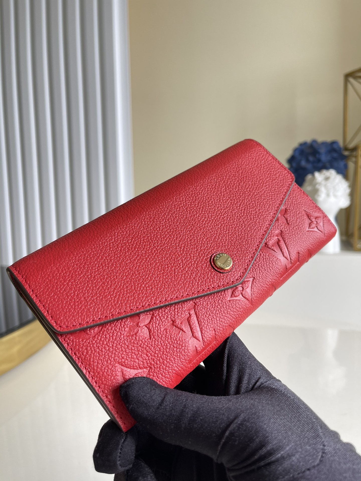 NO:396796,【Exclusive real photo M61182】This envelope-style Sarah wallet is made of carefully embossed Monogram Empreinte leather with clever interior design, with numerous pockets and credit card slots 16 credit card slots, 1 zippered coin bag - 2 large crotch-connected compartments for storing banknotes - 2 flat inner bags - 1 outer rear bag - Calf leather lining - shiny gold metal accessories Detailed features 19.0x 10.0x 2.0 cm a.,LV [original leather],louis vuitton,cowhide19860909【独家实拍M61182】这款信封式Sarah钱夹外部采用精心压纹Monogram Empreinte 皮革,内部设计巧妙,拥有众多口袋和信用卡插槽16个信用卡槽,1个拉链零钱袋- 2个用于存放纸币的大号接裆式隔层- 2个扁平内袋- 1个外侧后袋- 小牛皮内衬-闪亮的金色金属配件 详细特征19.0x 10.0x 2.0 cm a.,LV【原厂皮】,louis vuitton,cowhide,Bag