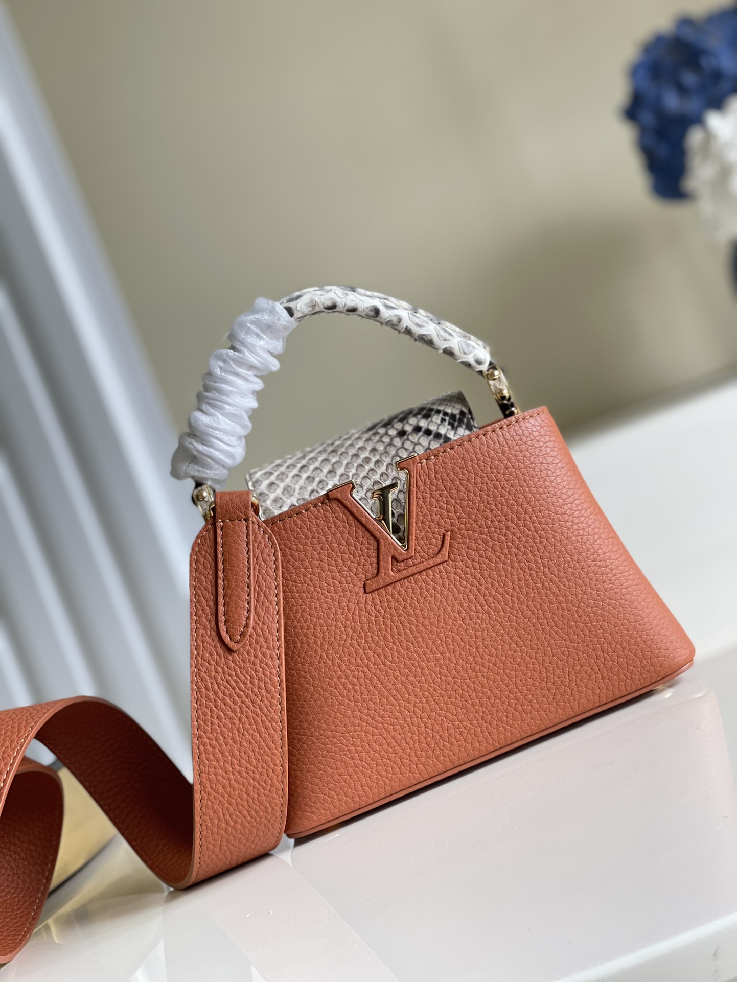 NO:396799,【N99387 Brown Snake Skin】Capucines mini handbag has a long removable shoulder strap, can be shoulder-back at will or cross-back. Full-skin mini full-skin Naying black apricot snake skin gutter oo[handshake][handshake] Size 21x 14x 8cm (imported lychee pattern cowhide with fetal cowhide inner lining, original all-steel brushed hardware qm, LV [original leather], louis vuitton, cowhide, snakeskin19860909【N99387 棕色蛇皮】Capucines mini手袋有一条可拆卸的长肩带,可以随意地肩背,也可以斜背.全皮迷你全皮那英黑杏蛇皮盖头oo[握手][握手]尺寸21x 14x 8cm（进口荔枝纹牛皮配胎牛皮内里,原厂全钢拉丝五金 qm,LV【原厂皮】,louis vuitton,cowhide,snakeskin,Bag