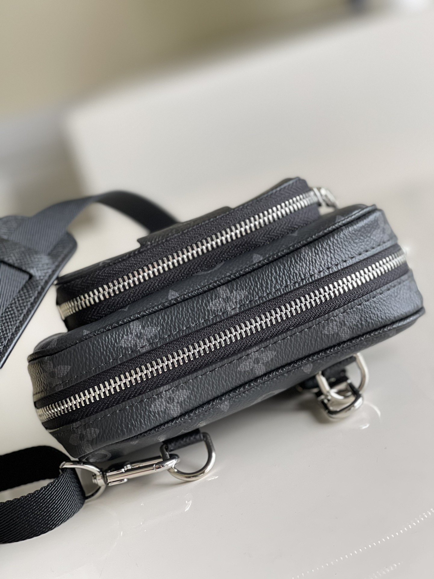 Louis Vuitton LV Outdoor Pouch K45 迷你相机包 M30755