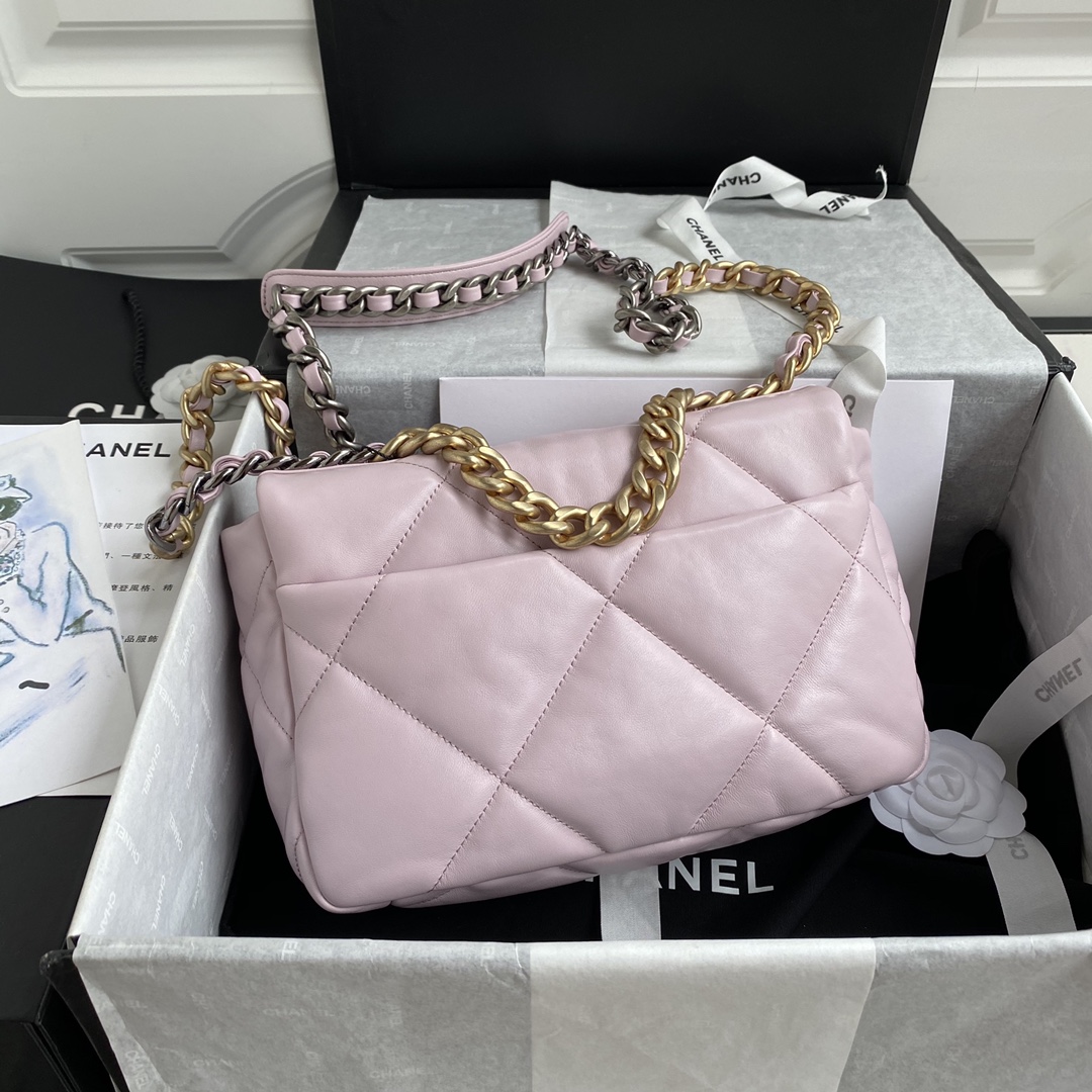 Chanel 小香秋冬19Bag 结合一切 的枕头包这款包是Karl Lagerfeld和新任总监Virginie Viard一起设计的