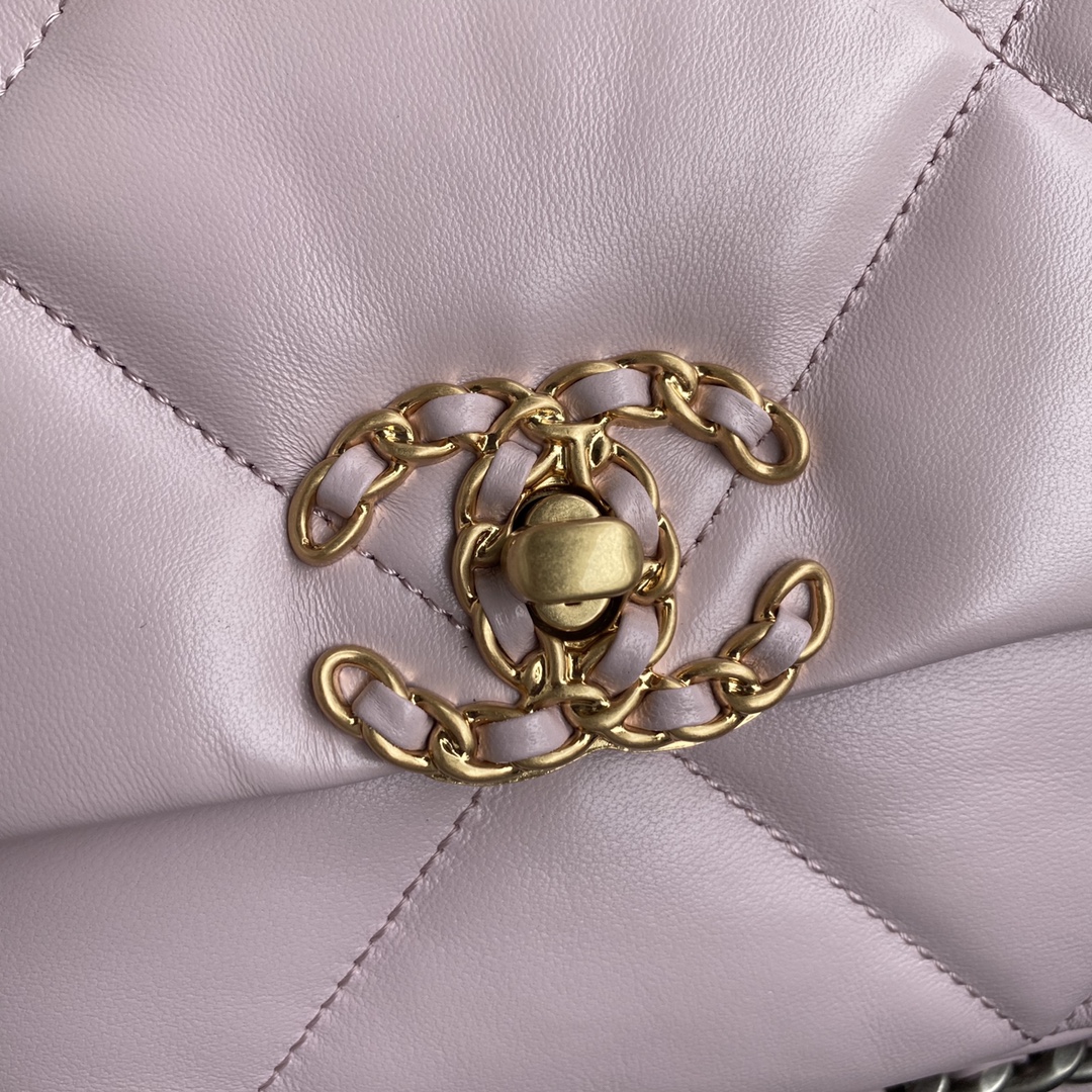Chanel 小香秋冬19Bag 结合一切 的枕头包这款包是Karl Lagerfeld和新任总监Virginie Viard一起设计的