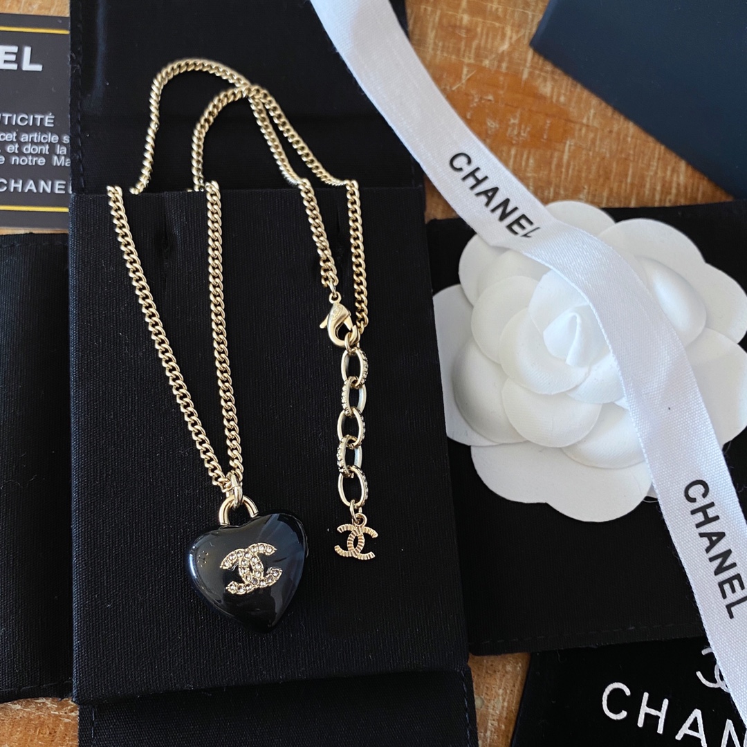 NO:104198,Chanel black peach heart necklace, retro black peach heart shape, super eye-catching black peach heart, very beautiful and distinctive on the upper body, authentic and consistent brass material, Chanel necklace, chanel, necklace19860909香奈儿黑色桃心项链、复古黑色桃心造型、超级吸睛的黑色桃心、上身佩戴非常好看而且有特色、正品一致黄铜材质,香奈儿项链,chanel,necklace,Jewelry