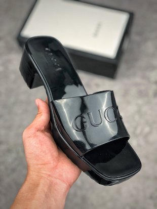  终端放店
Gucci Rubber Slide 古驰 高跟拖鞋 女款
黑色橡胶材质为基本款注入了活泼俏皮的气息。粗跟和标识压花增加了复古感，让人联想起90年代的风格。意大利创作
尺码：35 36 37 38 39