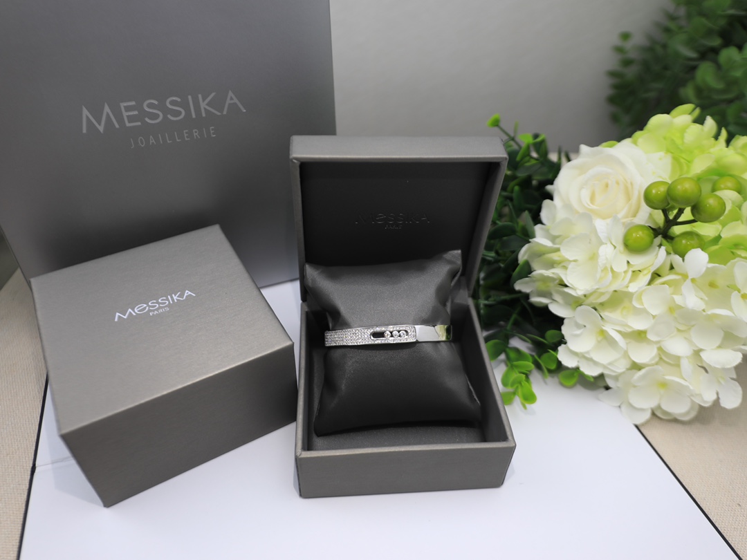 梅西卡手镯Messika以其最著名的工艺移动的钻石而闻名中间的钻石是可以移动的当季最火Move系列手镯亚