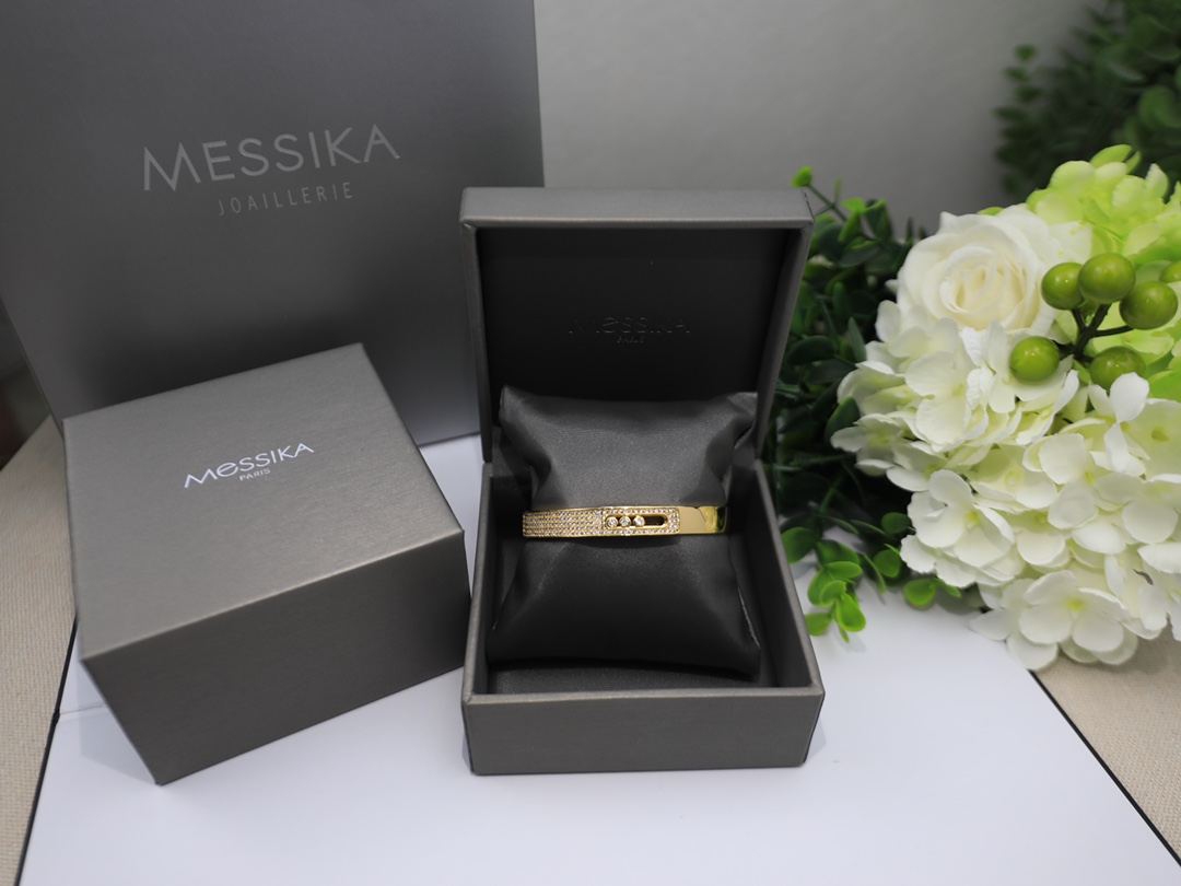 梅西卡手镯Messika以其最著名的工艺移动的钻石而闻名中间的钻石是可以移动的当季最火Move系列手镯亚
