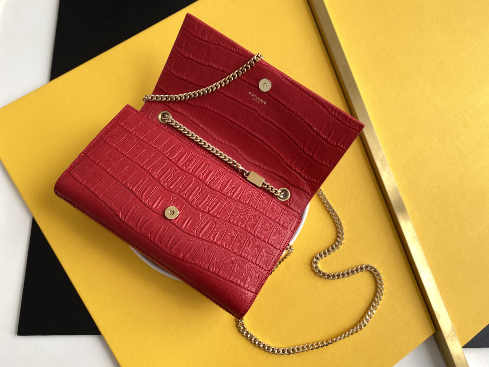 P520【特级精品 - 326078鳄鱼纹】🌸 配全套专柜最新包装📦杂志
Kate鳄鱼纹金扣来袭,堪比真正的鳄鱼皮哦!银色亮面鳄鱼纹压纹牛皮,高品质皮质结实耐磨,不用特意精心爱护!百搭经典款式,过多少年都不会过时,每个女生衣柜都必备的单品!
尺寸:24x14.5x5.5cm