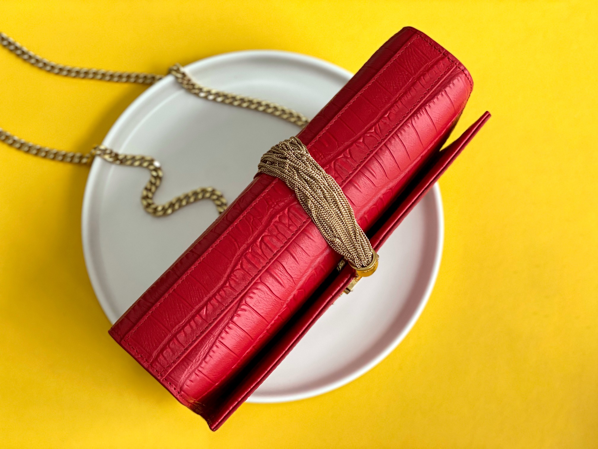 P520【特级精品 - 326078鳄鱼纹】🌸 配全套专柜最新包装📦杂志
Kate鳄鱼纹金扣来袭,堪比真正的鳄鱼皮哦!银色亮面鳄鱼纹压纹牛皮,高品质皮质结实耐磨,不用特意精心爱护!百搭经典款式,过多少年都不会过时,每个女生衣柜都必备的单品!
尺寸:24x14.5x5.5cm